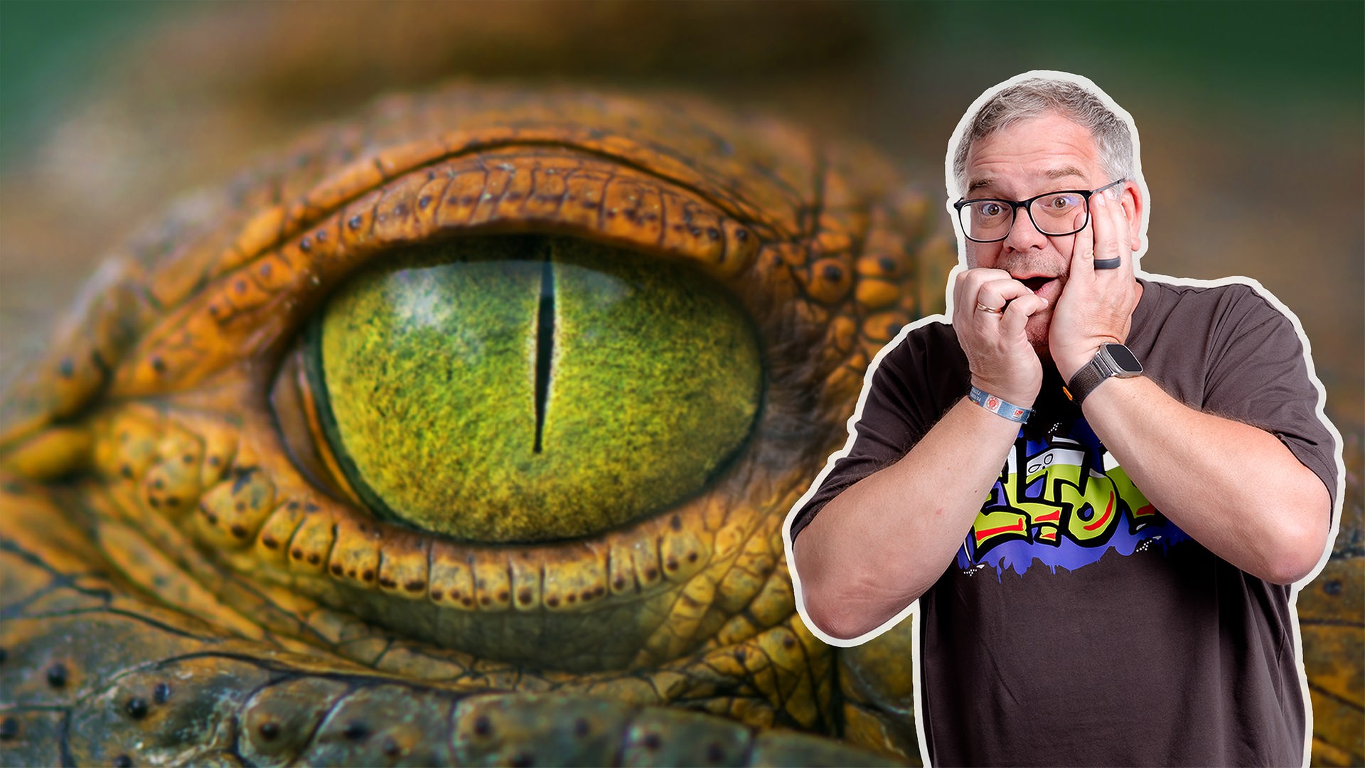 Elton schaut ängstich in die Kamera. Hinter ihm ist ein übergroßes Auge eines Krokodils zu sehen. 