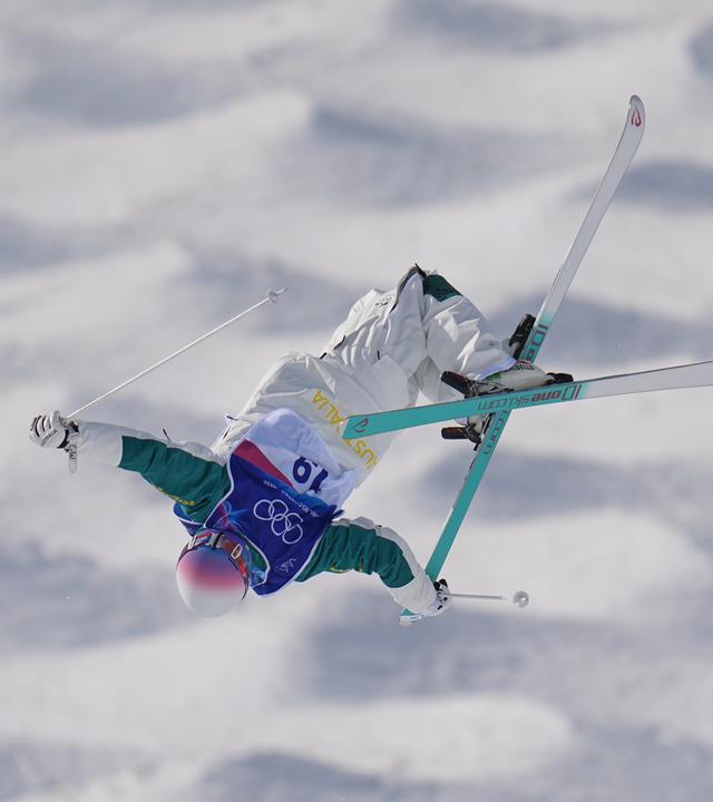 Der Australier Cooper Woods nimmt am Finale des Freestyle-Skiing-Buckelpiste-Wettbewerbs der Männer in Livigno am 12. Februar 2026 teil.