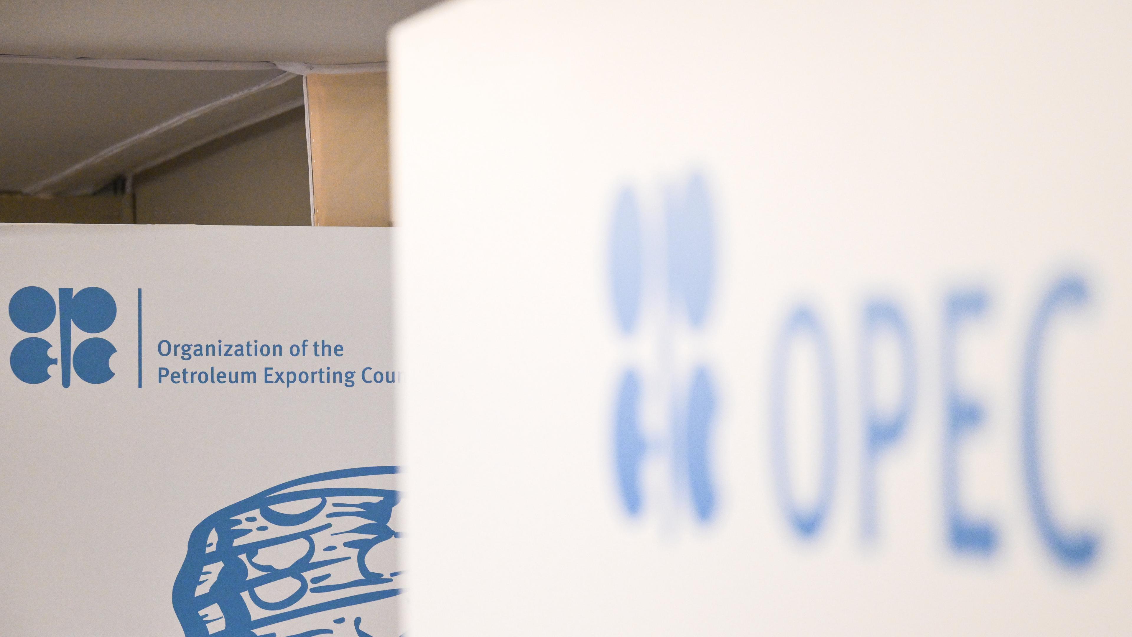 Vereinigte Arabische Emirate, Dubai: Blick auf den OPEC Pavillon auf dem COP28 Gelände. Hauptthemen der UN-Klimakonferenz in diesem Jahr sind unter anderem die Finanzierung für die vom Klimawandel verursachten Schäden.