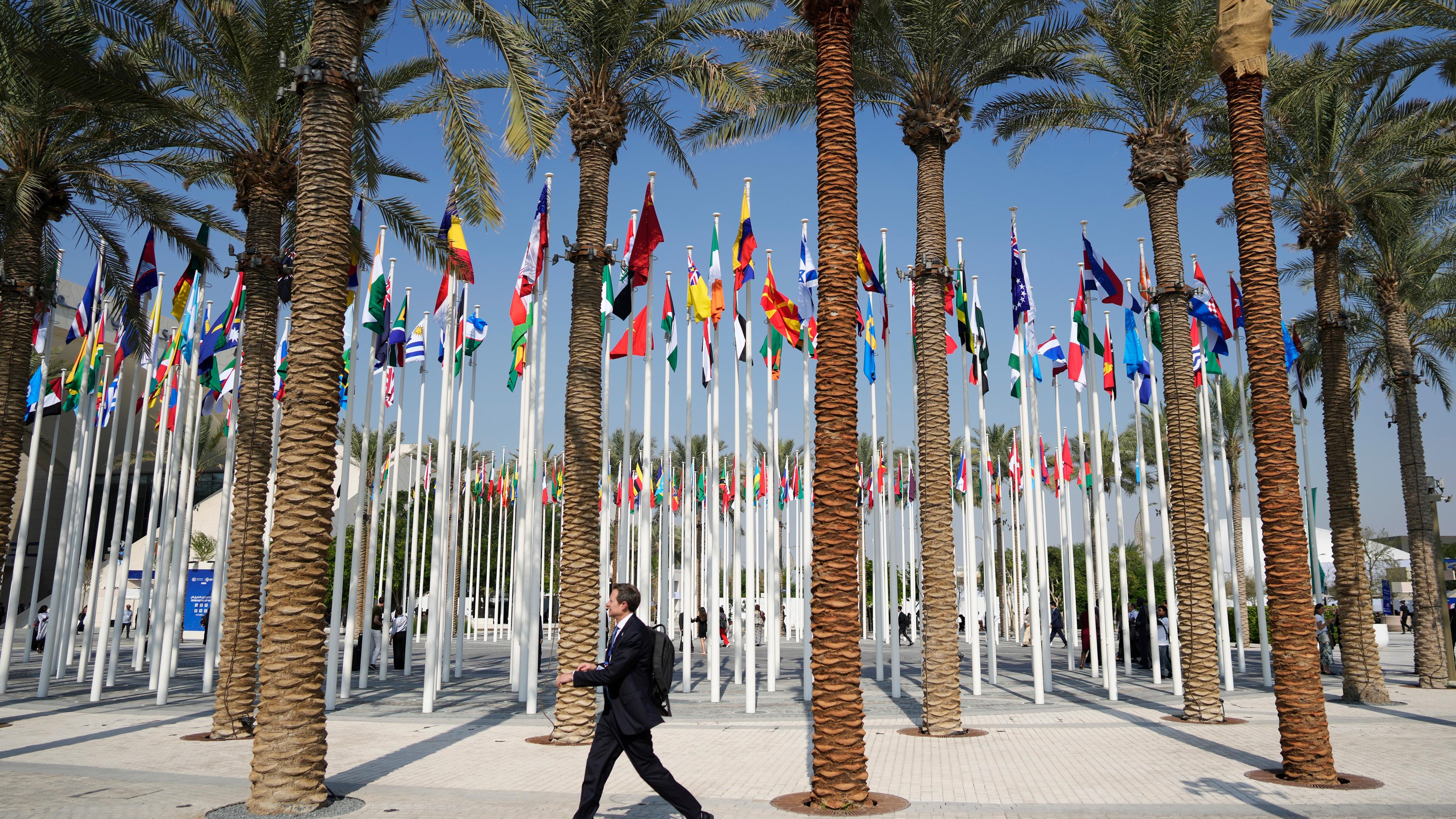 Vereinigte Arabische Emirate, Dubai: Eine Person geht über das Gelände der 28. Klimakonferenz der Vereinten Nationen. 
