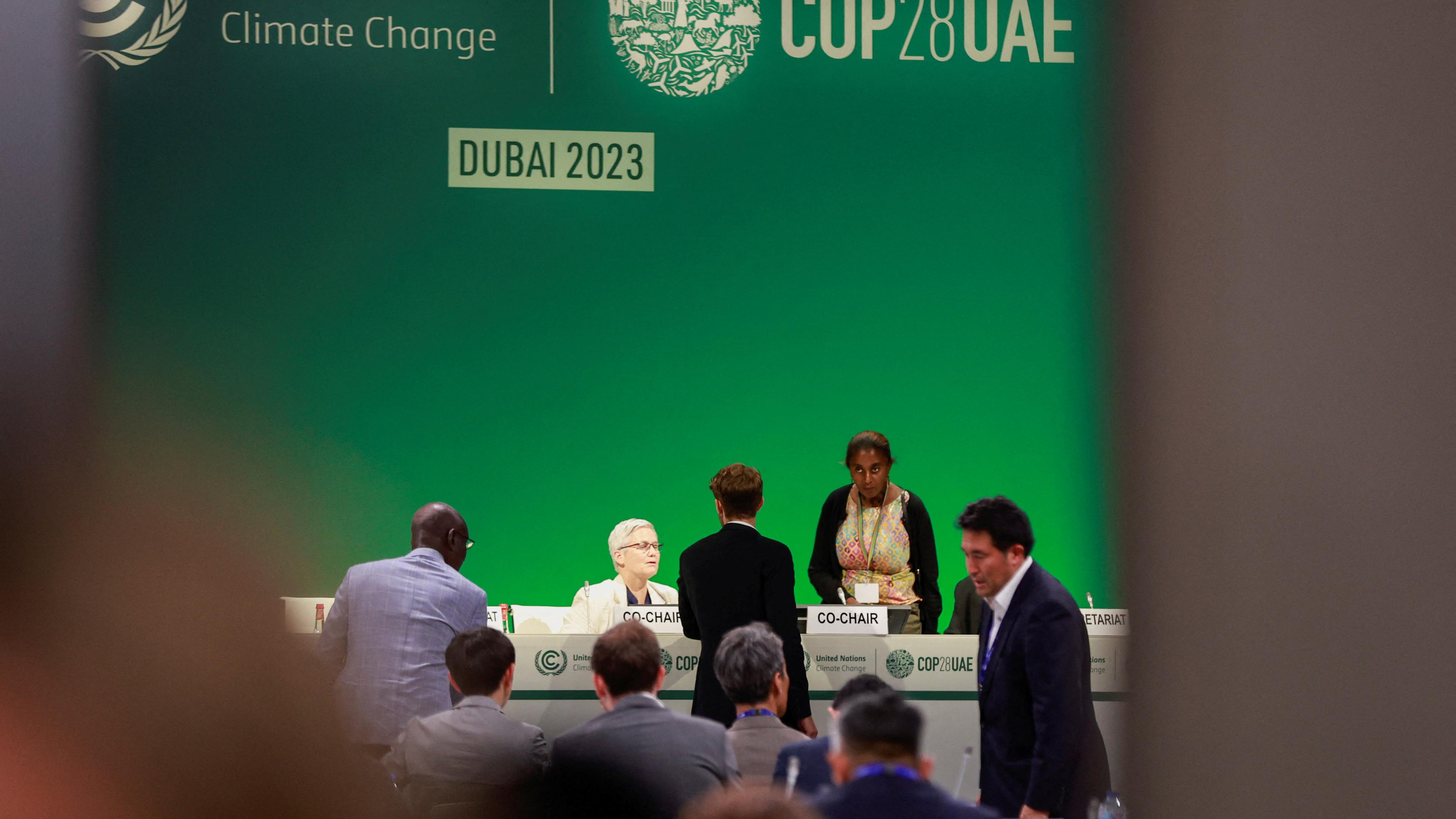 Klimakonferenz in Dubai: Verhandelt wird ein neuer Abschlussentwurf