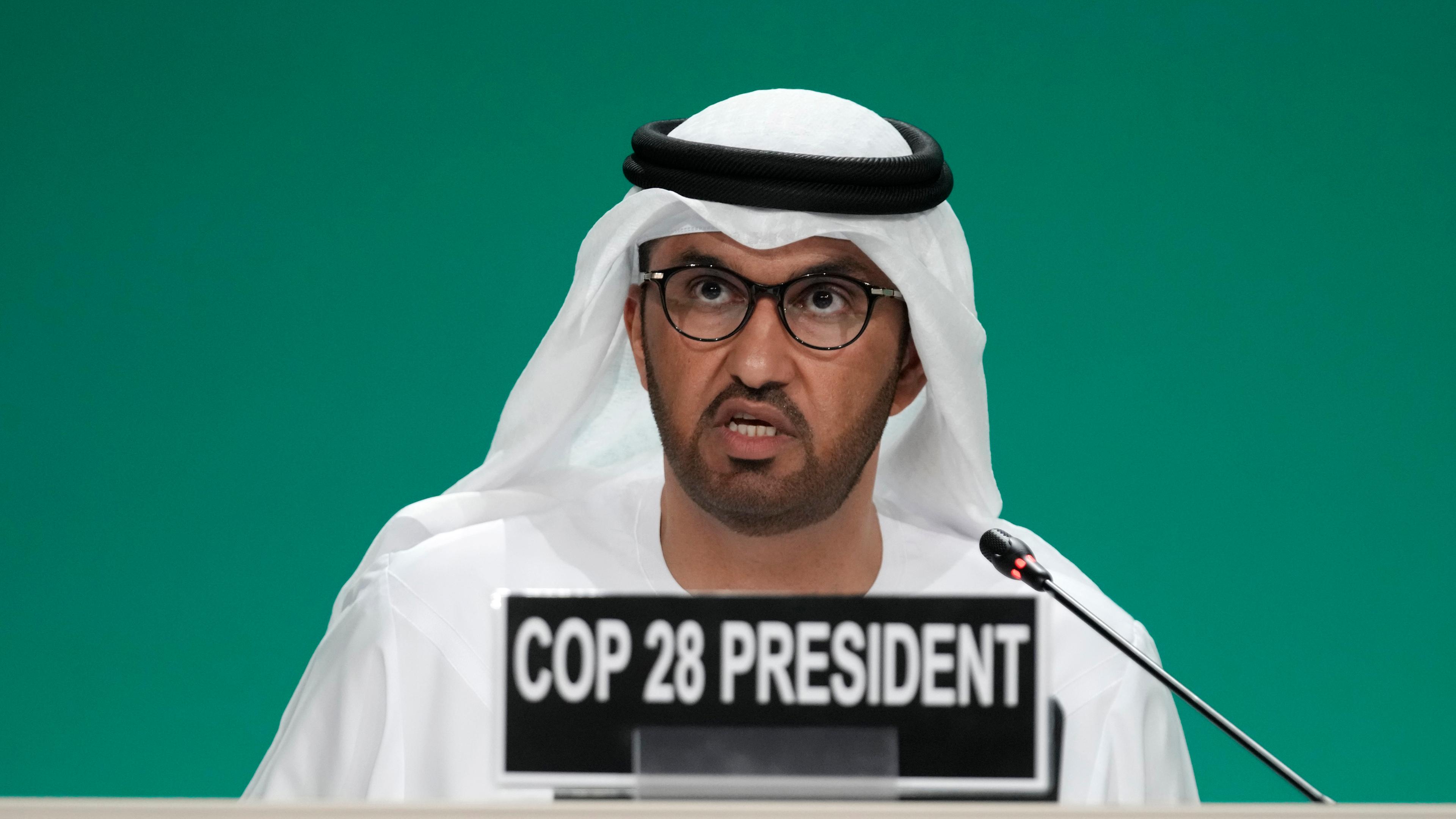 Sultan al-Jaber, Präsident des COP28, spricht während einer Plenarsitzung auf dem UN-Klimagipfel COP28. 