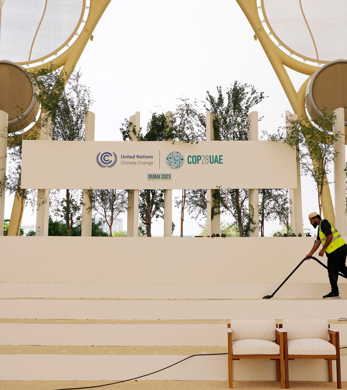 Ein Arbeiter saugt eine Treppe des Austragungsortes der Weltklimakonferenz in Dubai.