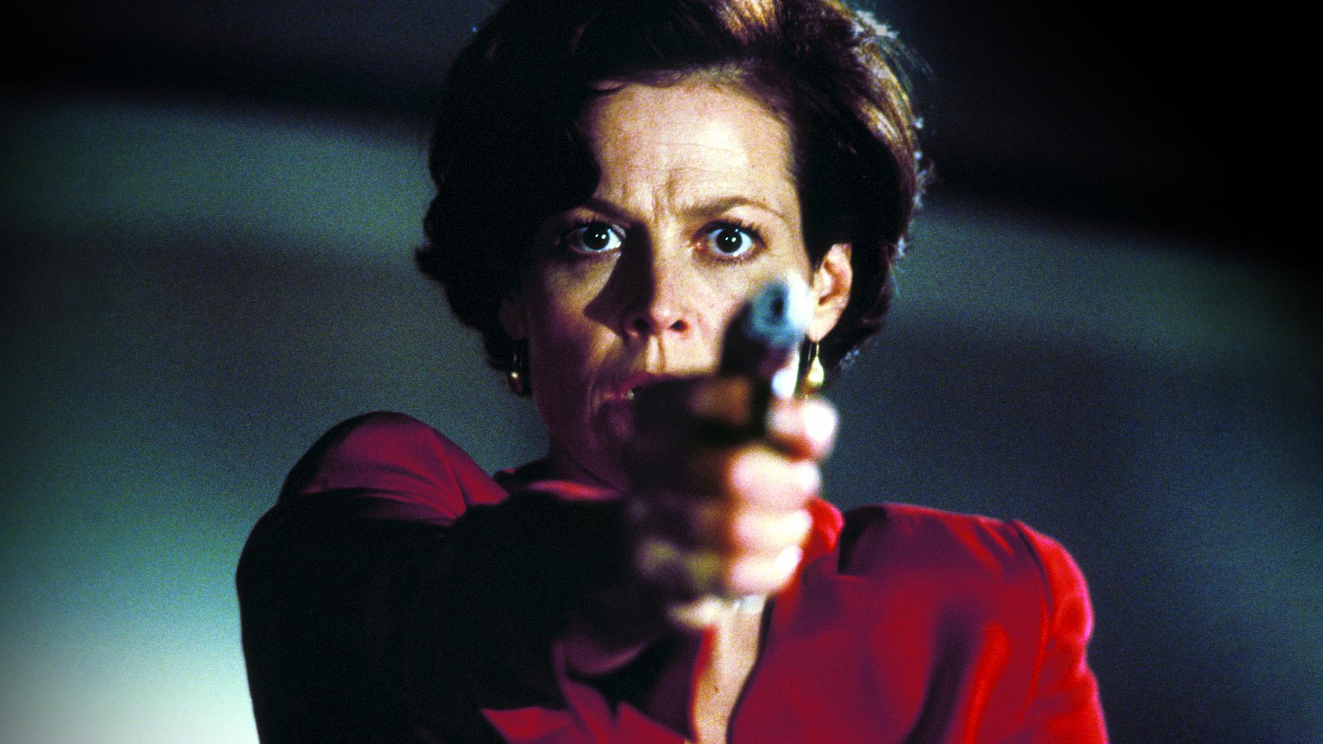 Helen Hudson (Sigourney Weaver) ist in der Nahaufnahme zu sehen, wie sie ängstlich nach vorn blickt und eine Waffe auf ihr Gegenüber richtet.