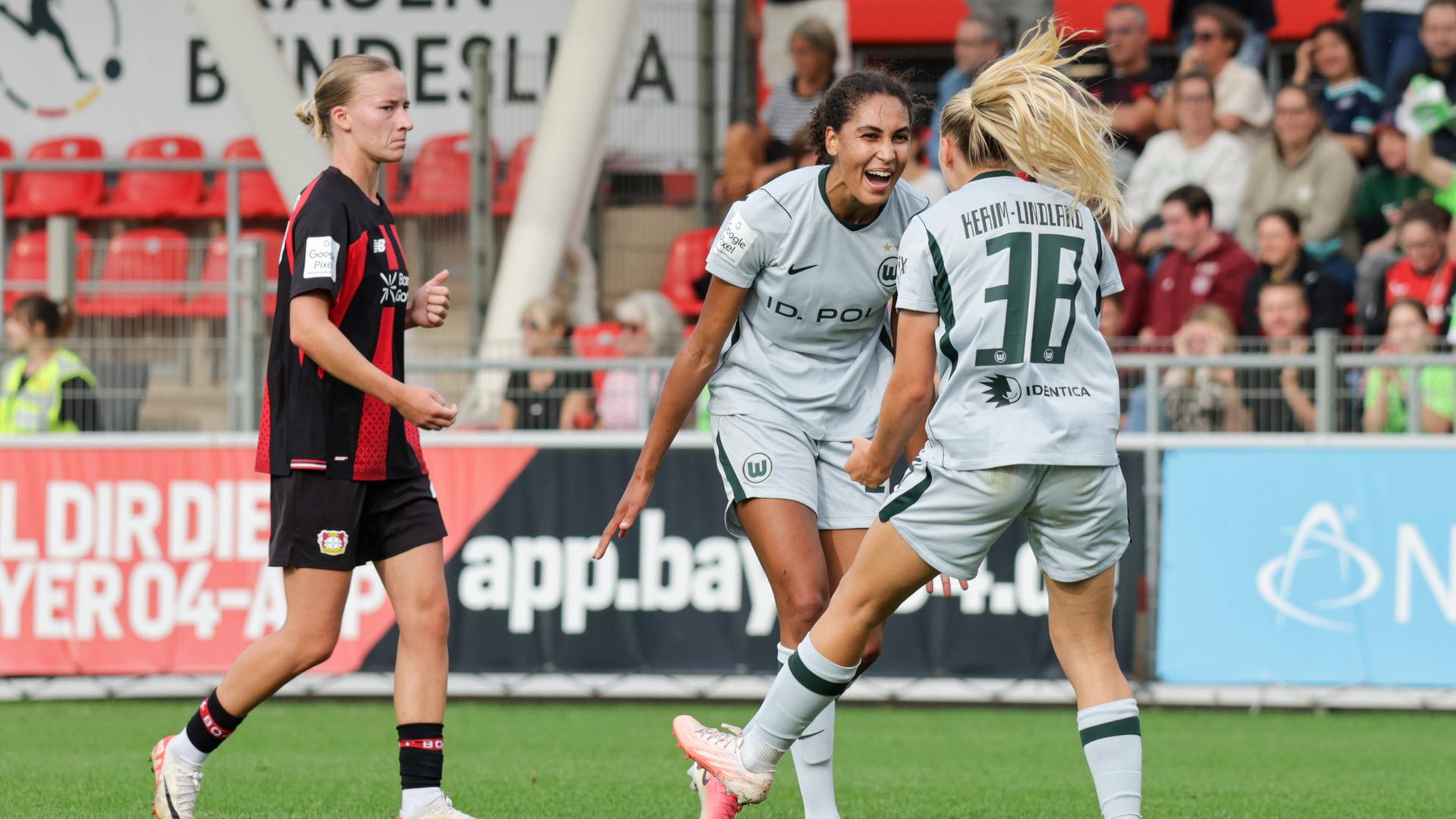 Die Wolfsburger Stürmerin Cora Zicai jubelt nach ihrem Treffer zum 2:1 gegen Bayer Leverkusen