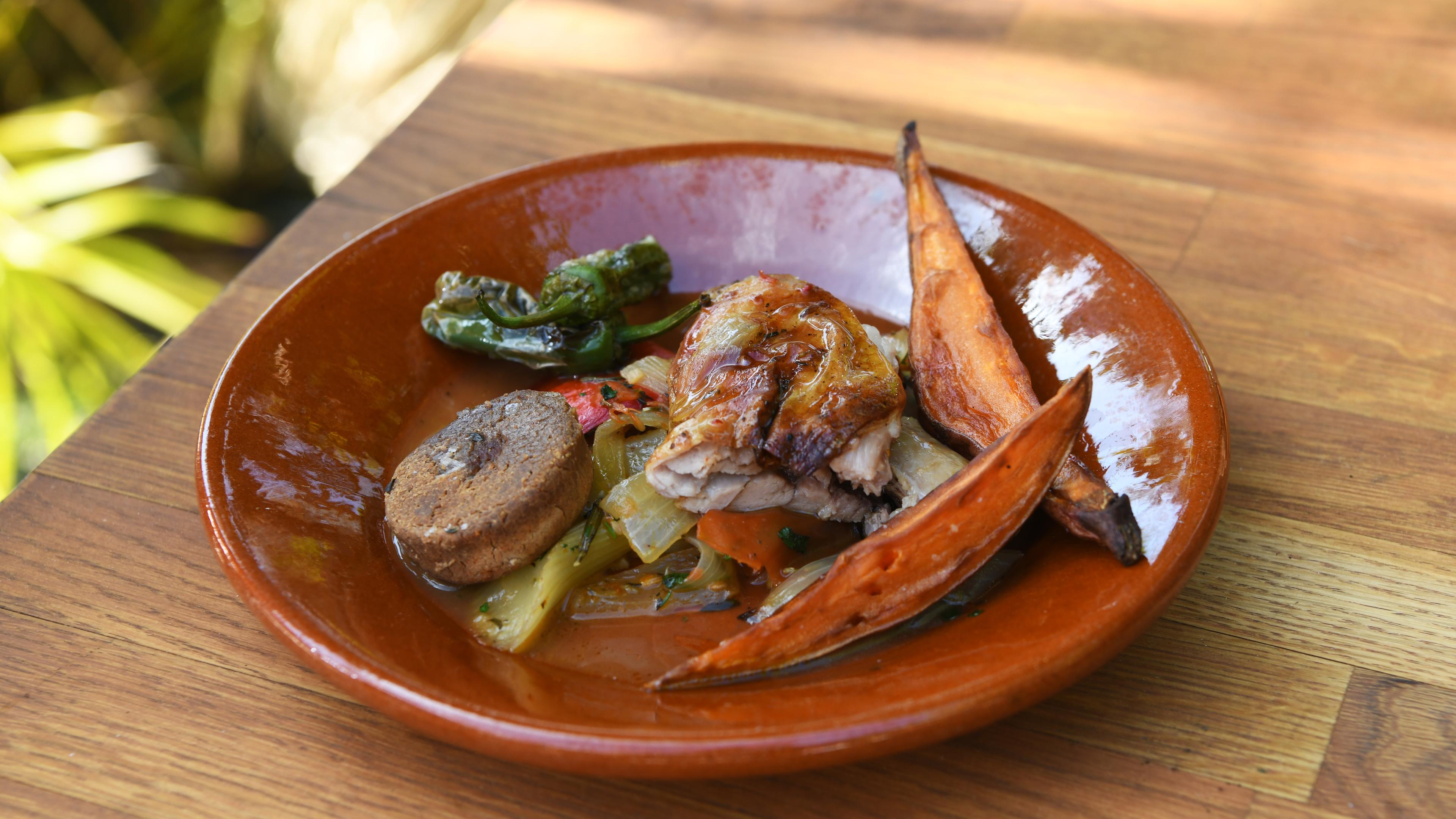 Cordero lechal mit Tomaten, Paprika und Süßkartoffeln