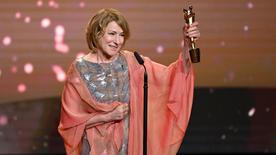 L'actrice Corinna Harfouch se réjouit du prix dans cette catégorie lors de la cérémonie des German Film Awards 