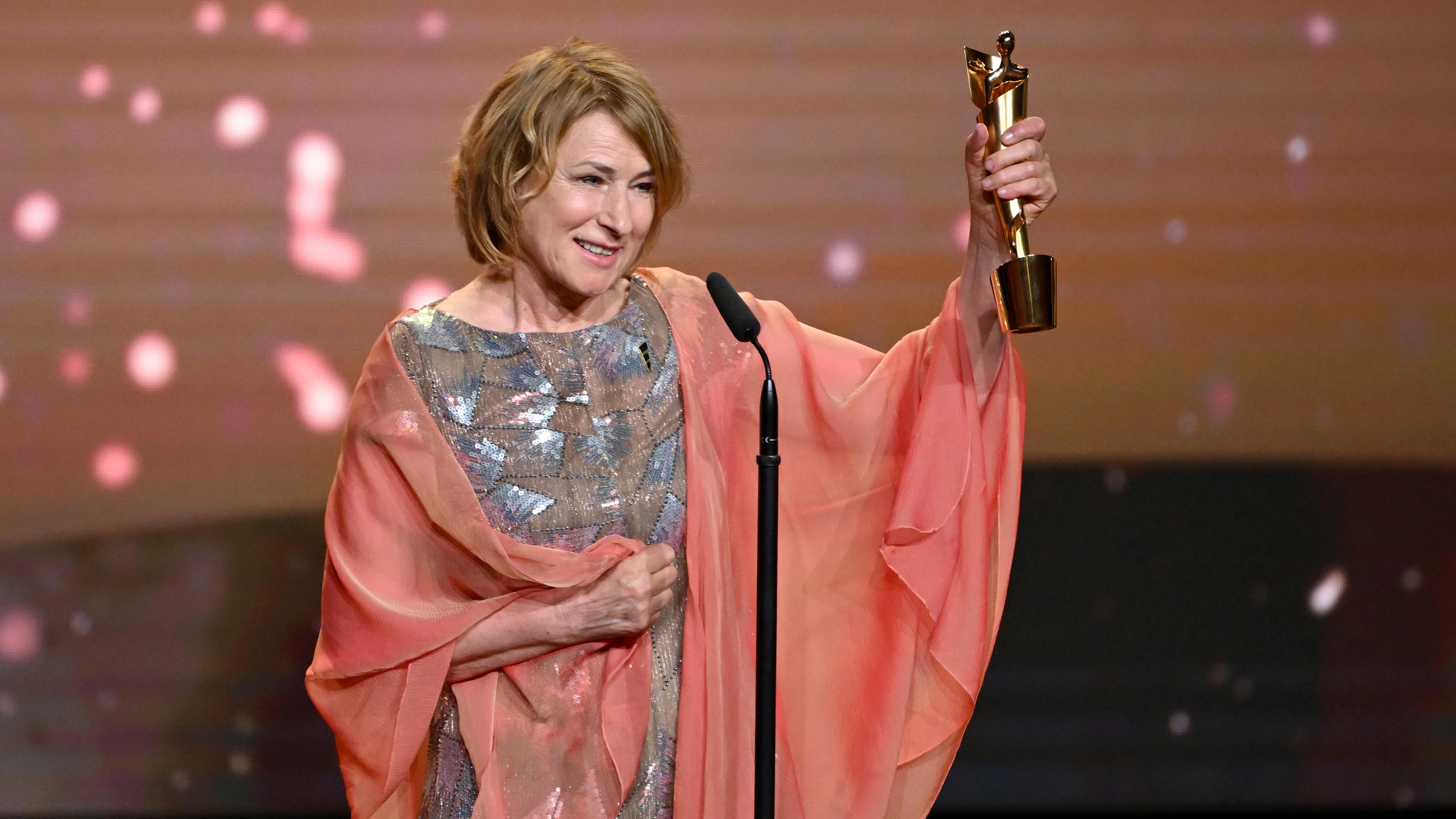 Schauspielerin Corinna Harfouch freut sich bei der Verleihung des Deutschen Filmpreises über die Auszeichnung in der Kategorie "Beste weibliche Hauptrolle". 