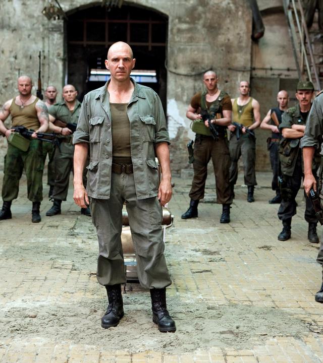 General Coriolanus (Ralph Fiennes, vorne links) und Aufidius (Gerard Butler) stehen in Uniformen vor ihren wartenden Männern.