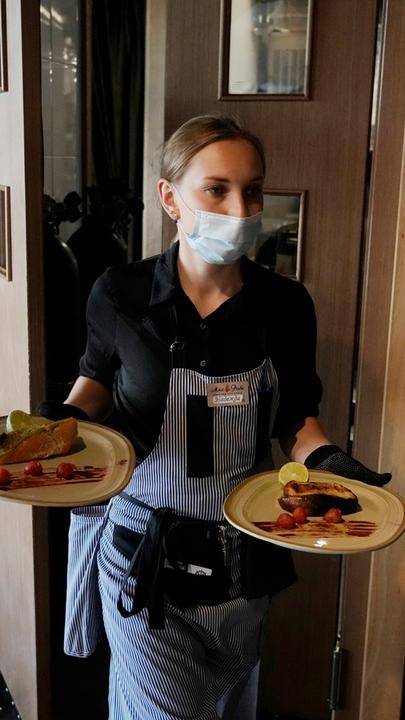 Kellnerin in einem Restaurant in Moskau am 18.06.2021