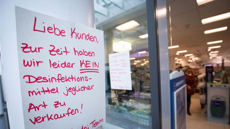 Leere Regale wegen des Coronavirus: Viele Menschen decken sich mit Desinfektionsmitteln ein.