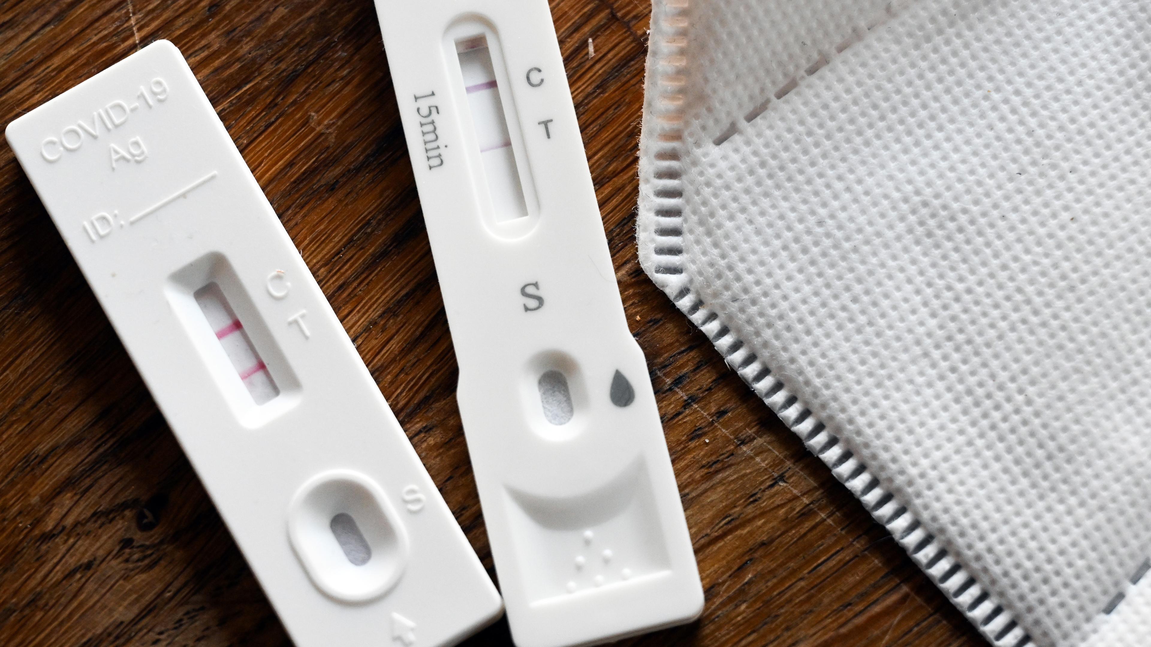 Zwei Corona-Schnelltests zeigen ein positives Ergebnis.