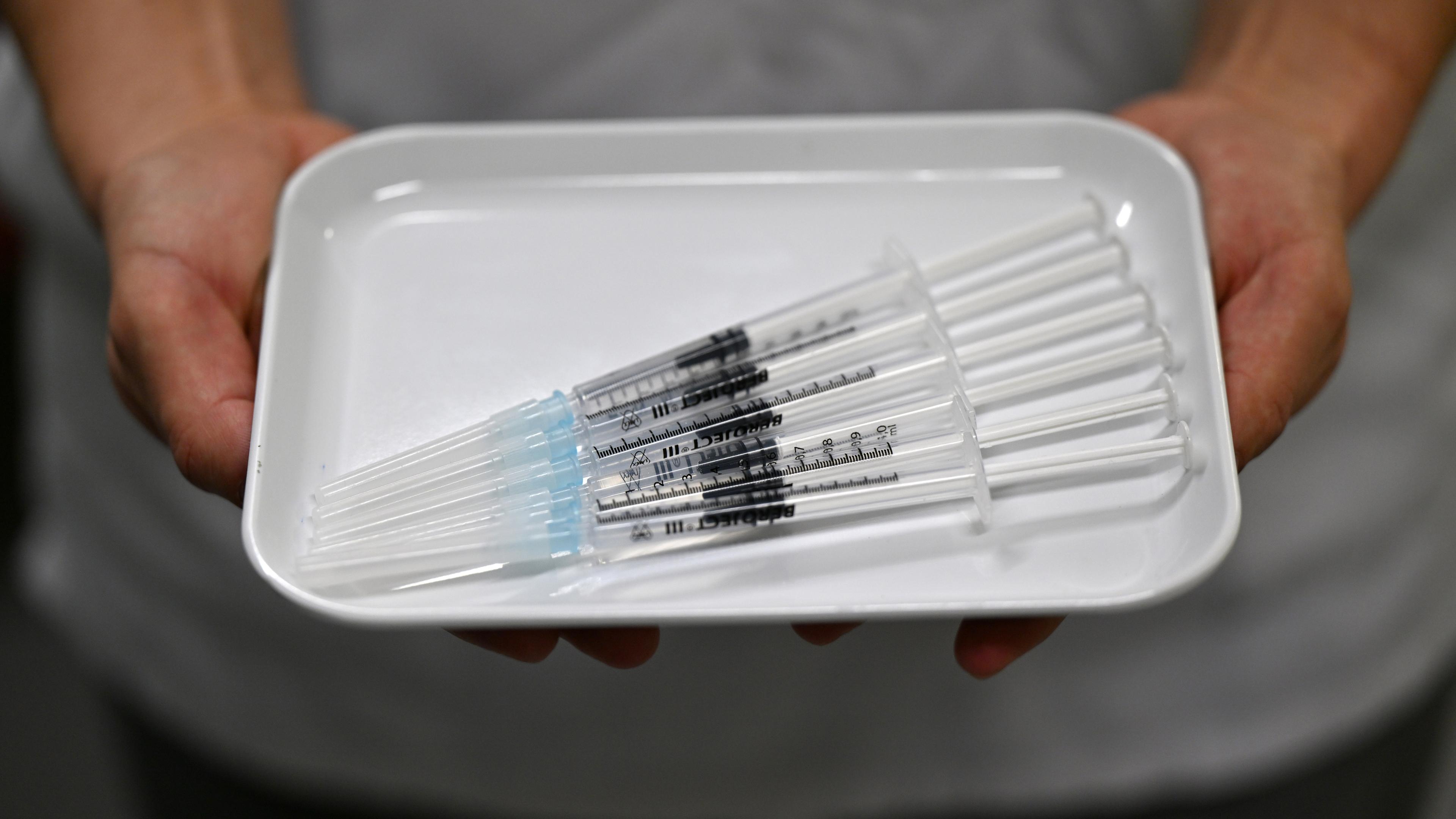 Vorbereitete Spritzen für die Corona-Impfung. 