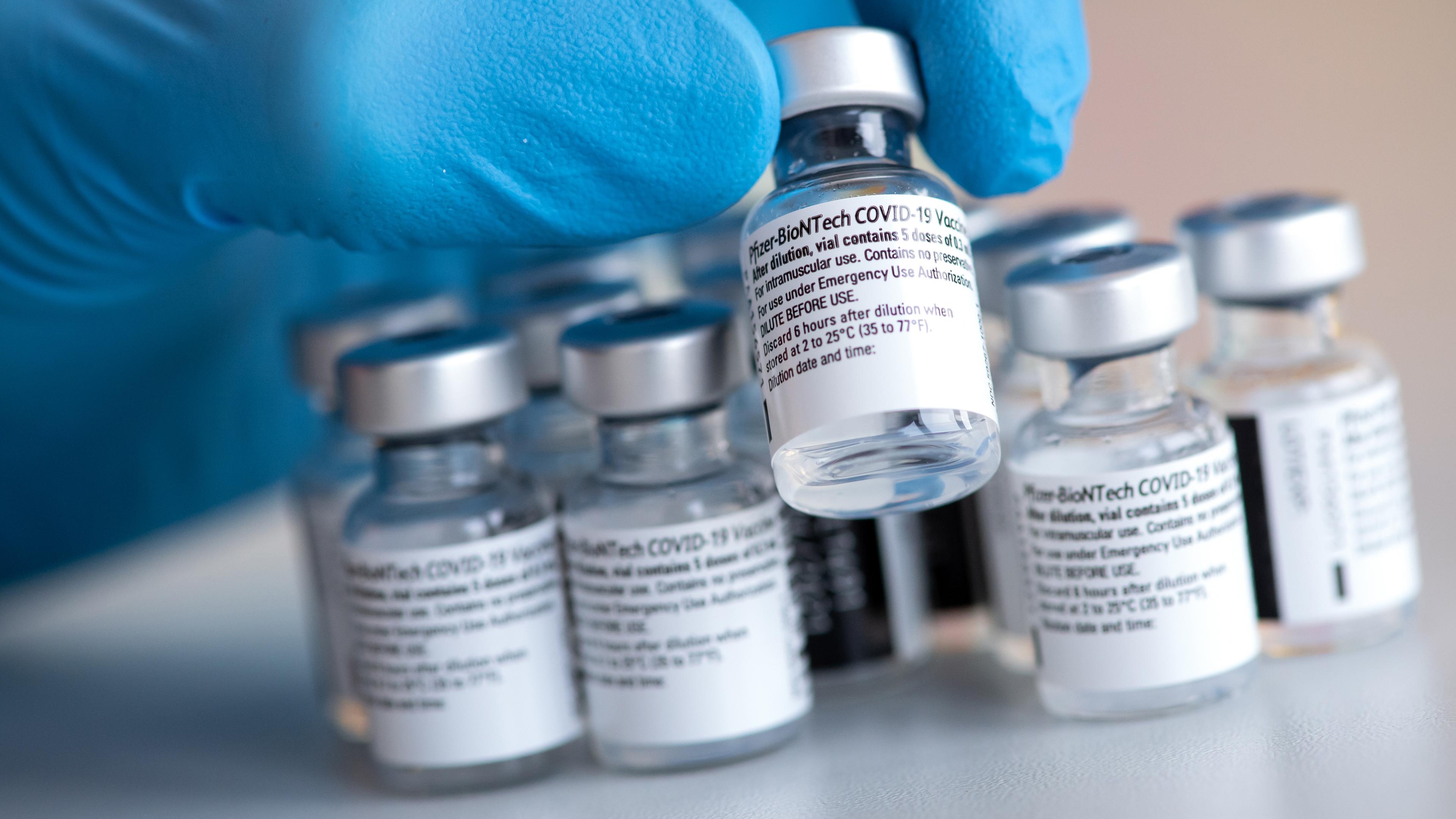 Eine leere Impfdose des Vakzins von Biontech und Pfizer