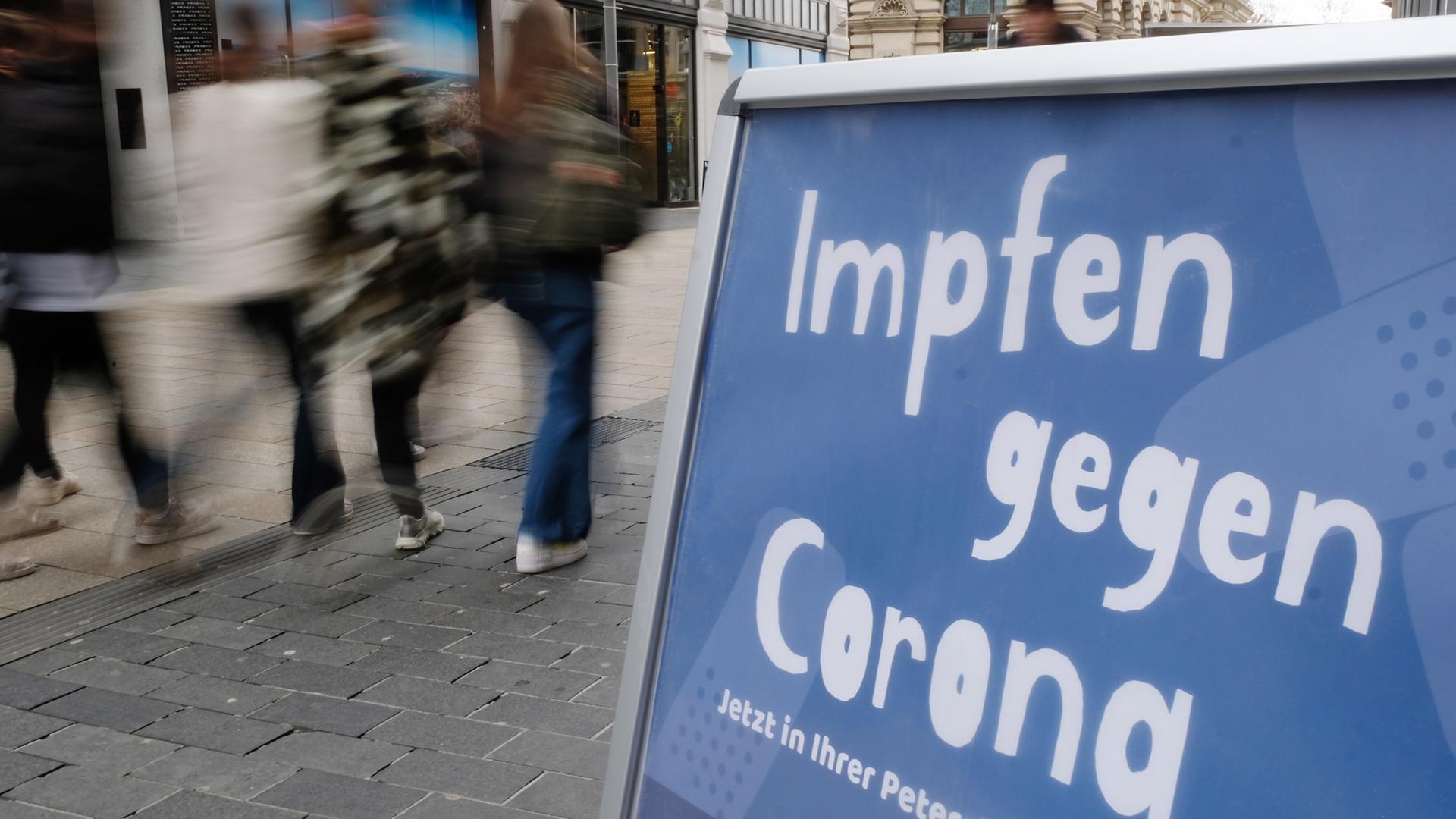Leipzig, Sachsen: Ein Aufsteller mit dem Schriftzug "Impfen gegen Corona" steht vor einer Apotheke.
