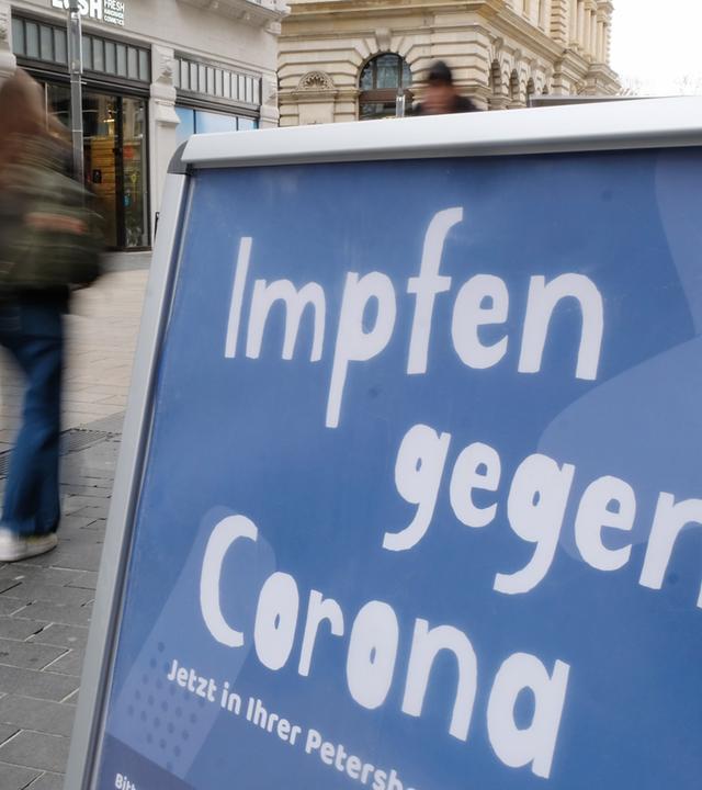 Leipzig, Sachsen: Ein Aufsteller mit dem Schriftzug "Impfen gegen Corona" steht vor einer Apotheke.