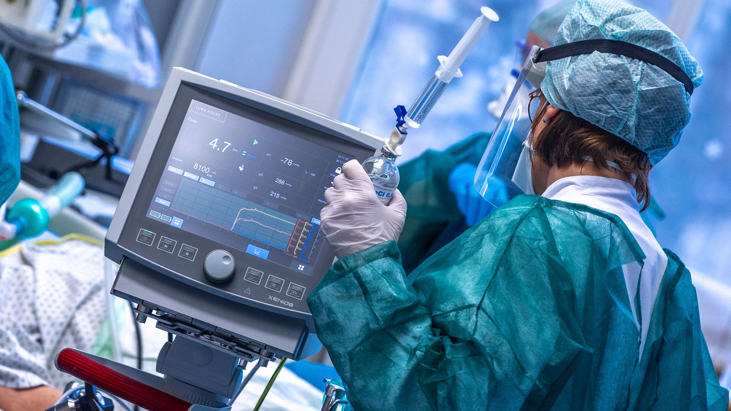 Eine Intensivschwester betreut einen Patienten auf der Intensivstation in der Universitätsmedizin Rostock. 
