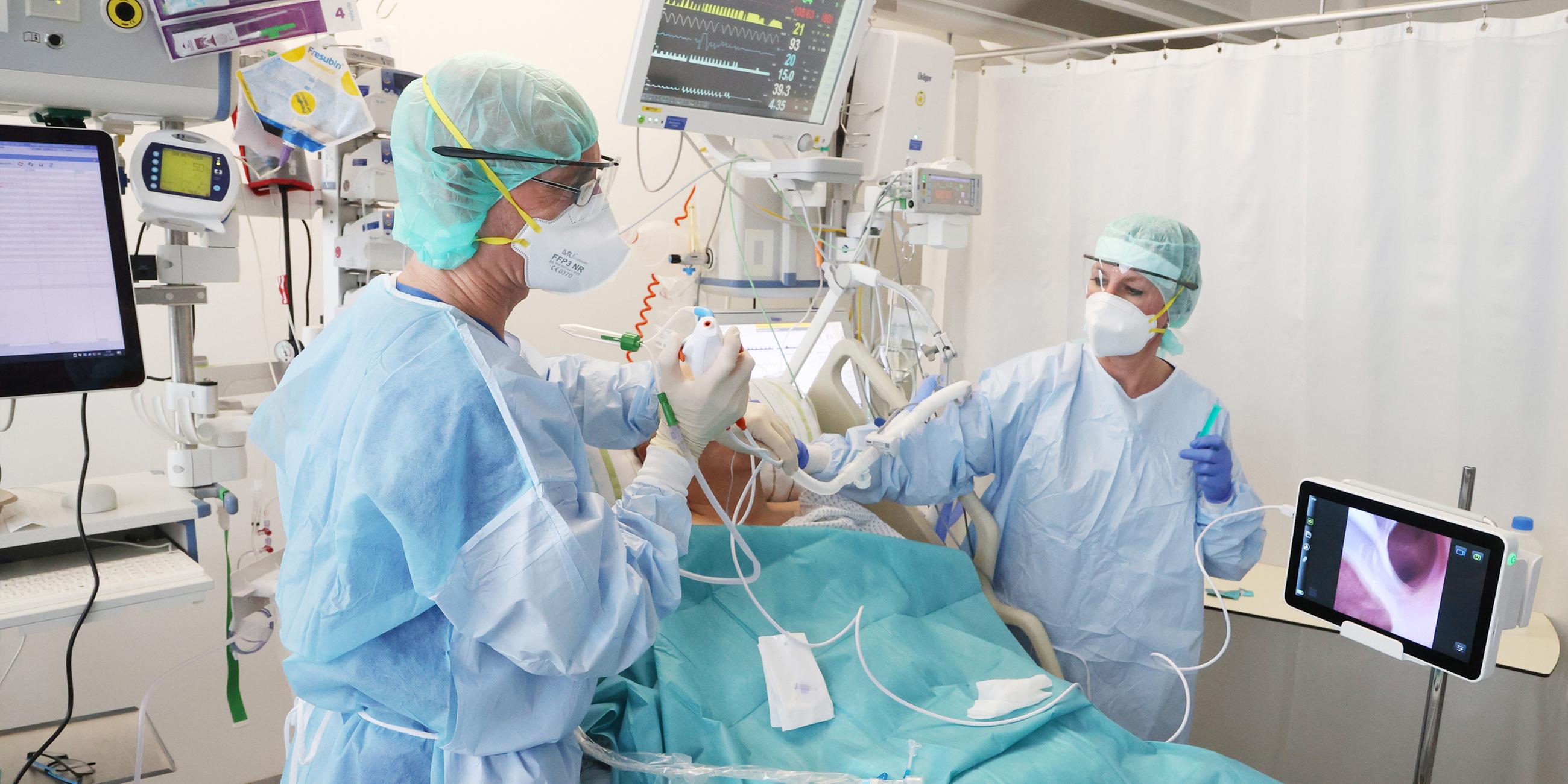 Ärzte und Pfleger untersuchen einen Patienten auf der Covid-19 Intensivstation im SRH Waldklinikum. 