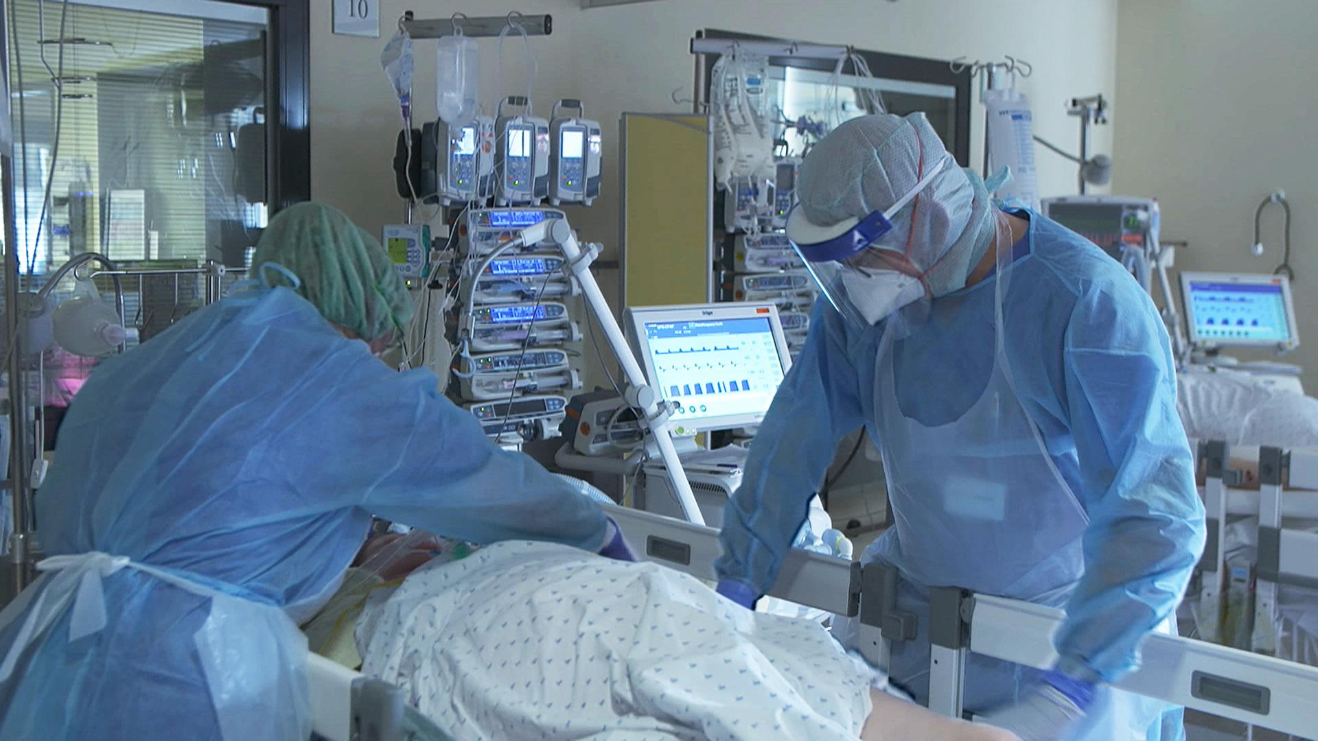 Pfleger betreuen Coronaintensivpatienten im Krankenhaus Henriettenstift Hannover