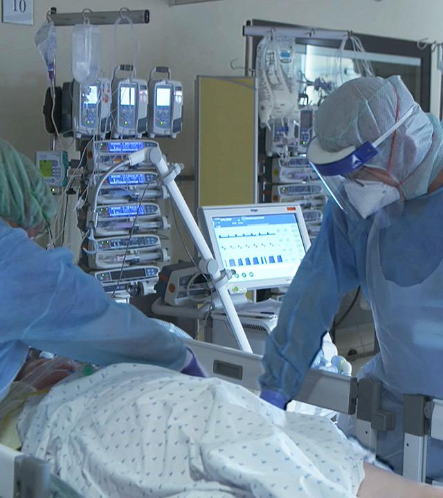 Pfleger betreuen Coronaintensivpatienten im Krankenhaus Henriettenstift Hannover