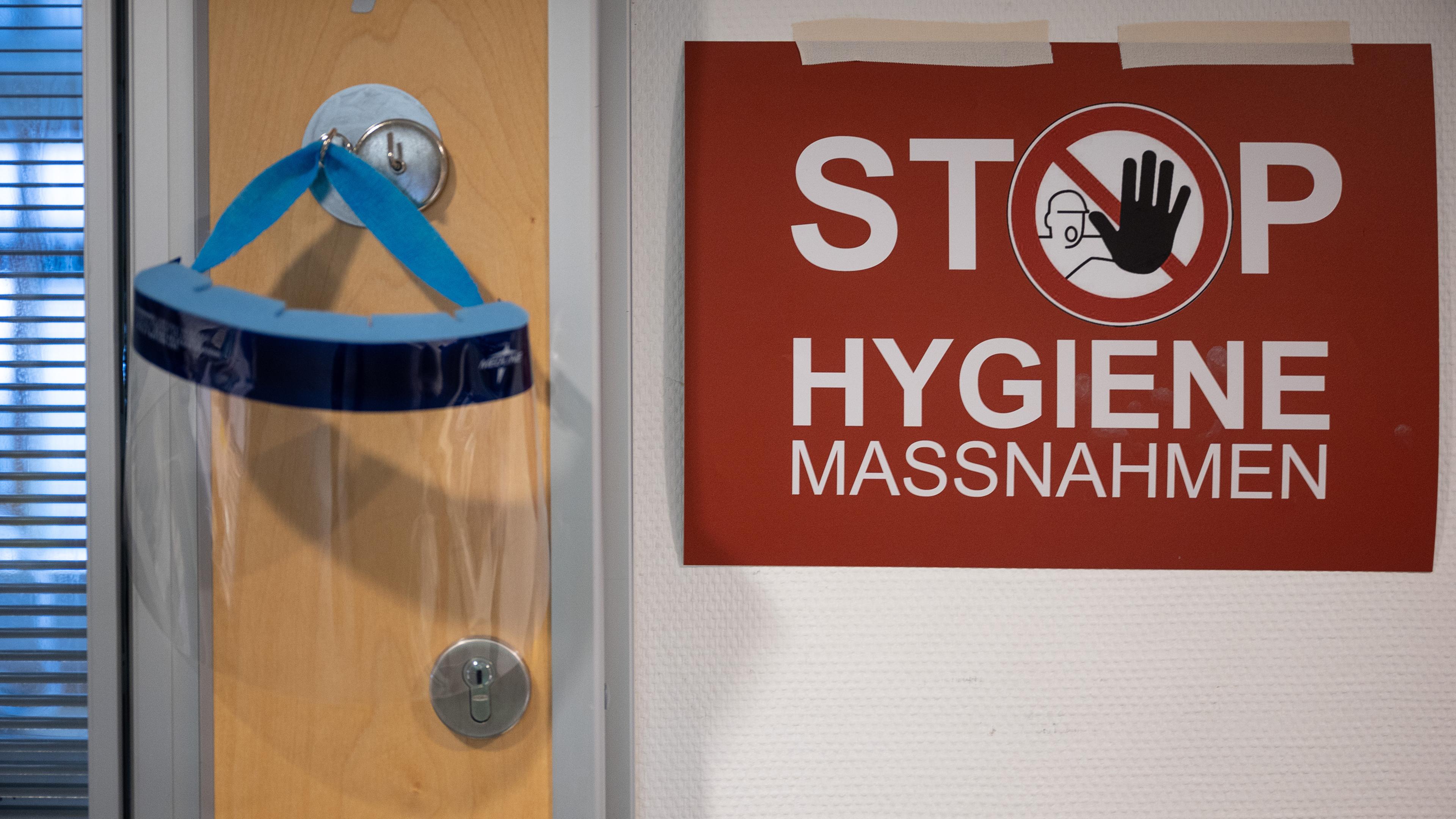 Ludwigsburg: Ein Face-Shield hängt auf einer Intensivstation des RKH Klinikum Ludwigsburg neben einem Schild mit der Aufschrift "Stop Hygienemassnahmen". (Archivbild)