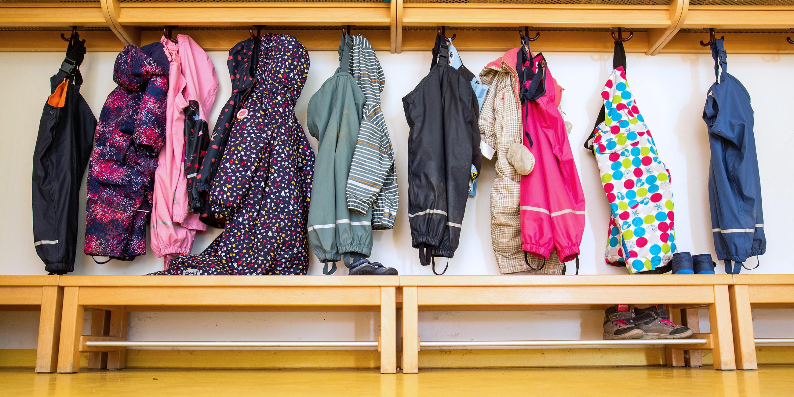 Jacken hängen an einer Garderobe in einer Kindertagesstätte