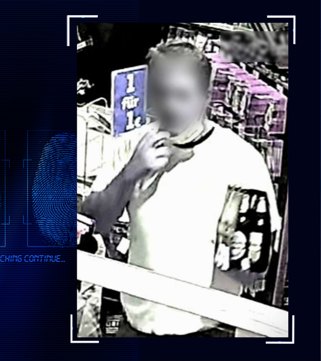 Bild einer Überwachungskamera zeigt einen Mann mit einem Six-Pack in der einen Hand. Im Hintergrund sind die Regale eines Verkaufsraums zu erkennen. Der Mann hält eine Schutzmaske, die an seinen Ohren befestigt ist so, dass sein Gesicht unbedeckt ist. Das Gesicht wurde im Bild technisch verfremdet. Links daneben: Lichtschematische Darstellung eines Fingerabdrucks.