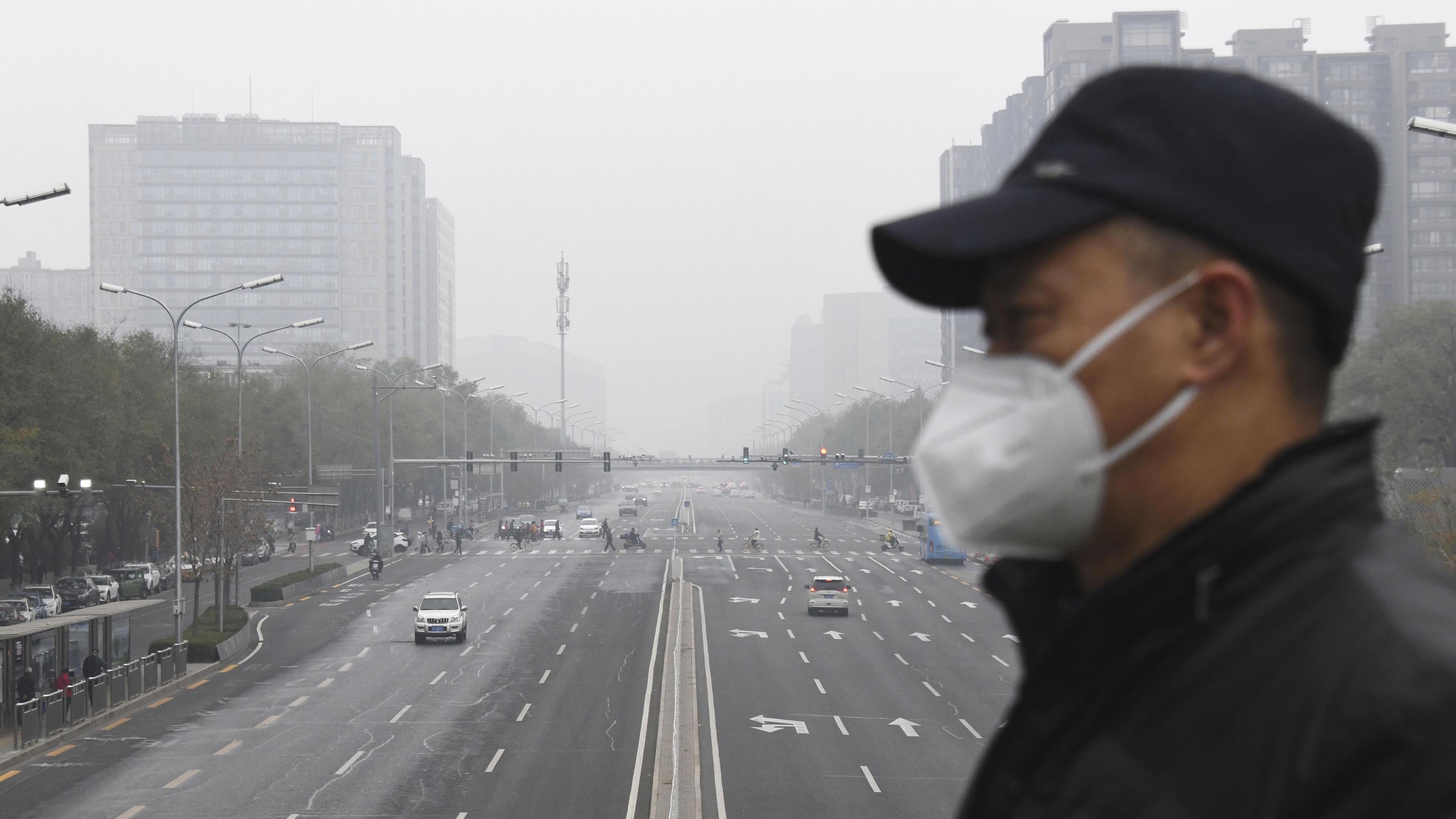 Eine Rekord-Welle neuer Corona-Infektionen führt in China zu immer größeren Einschränkungen für die Bevölkerung. Die Hauptstadt Peking erinnert an eine Geisterstadt.