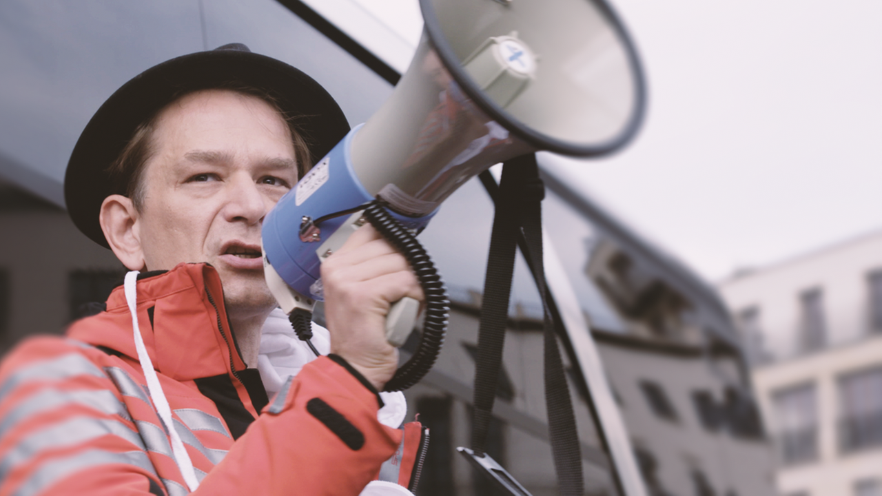 Corona-Demonstrant mit Megafon bei Kundegebung