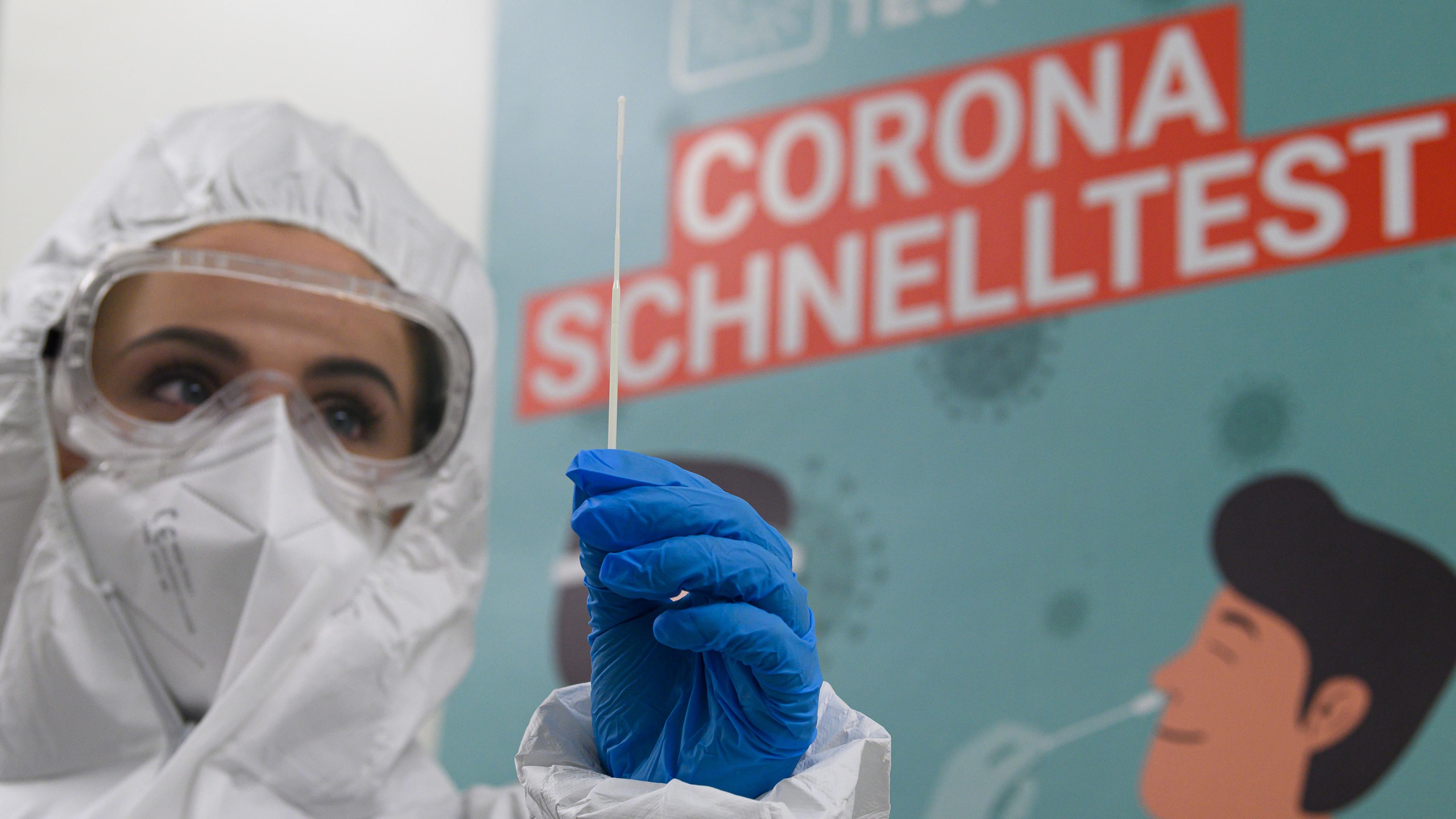 Eine Mitarbeiterin in einem Dresdner Corona-Testzentrum begutachtet einen Schnelltest auf das Coronavirus.