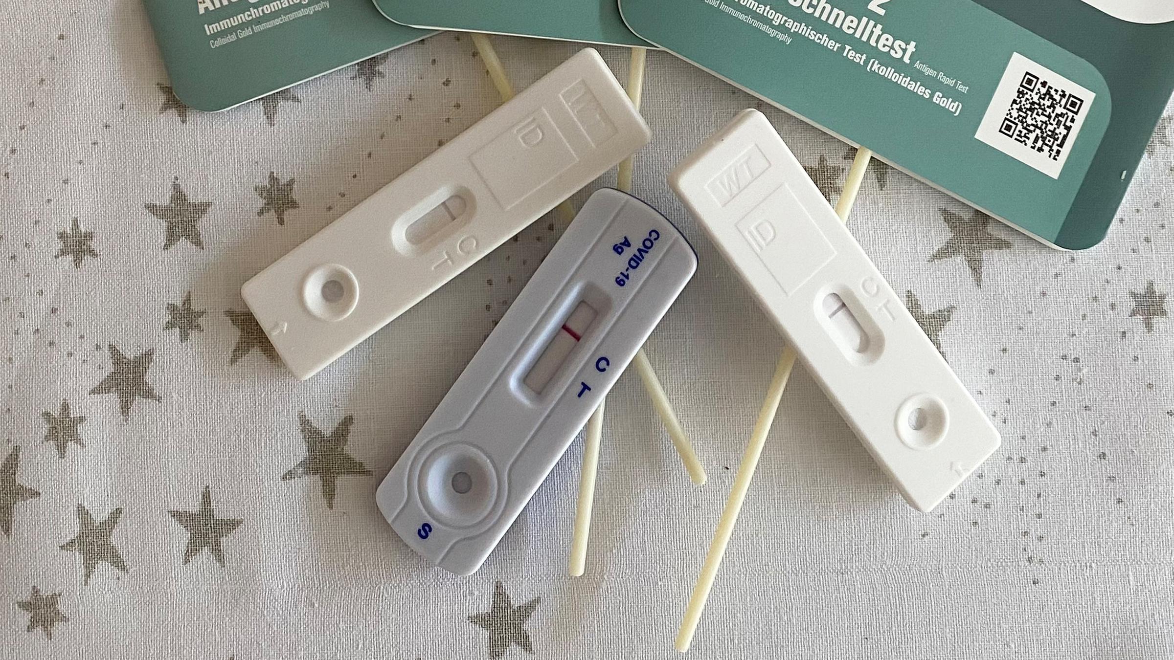 Nordrhein-Westfalen, Arnsberg: Negative Schnelltests für das Coronavirus liegen auf einem Tisch. 