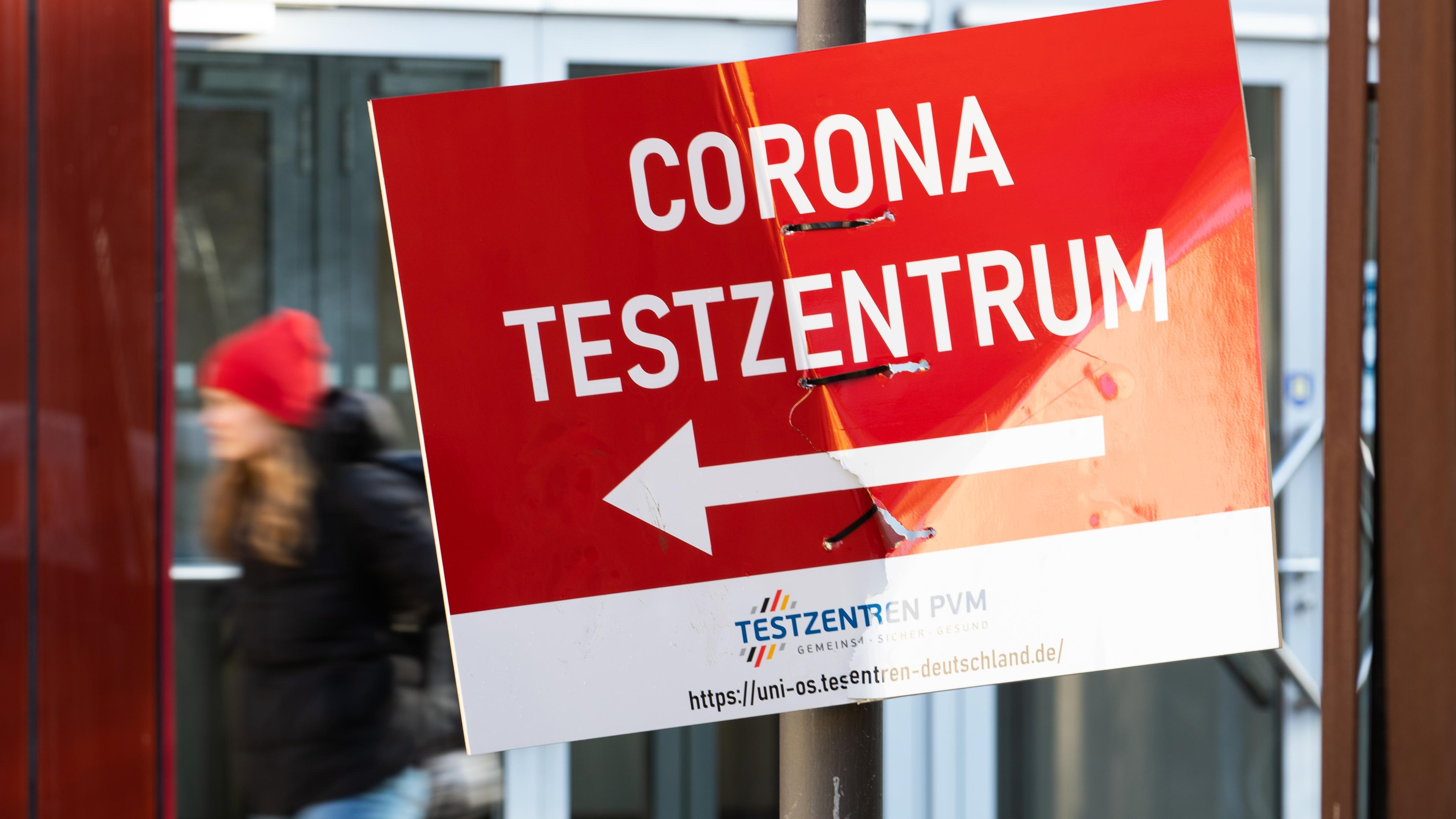 Ein Werbeschild in Osnabrück weist auf ein Corona-Testzentrum hin. 