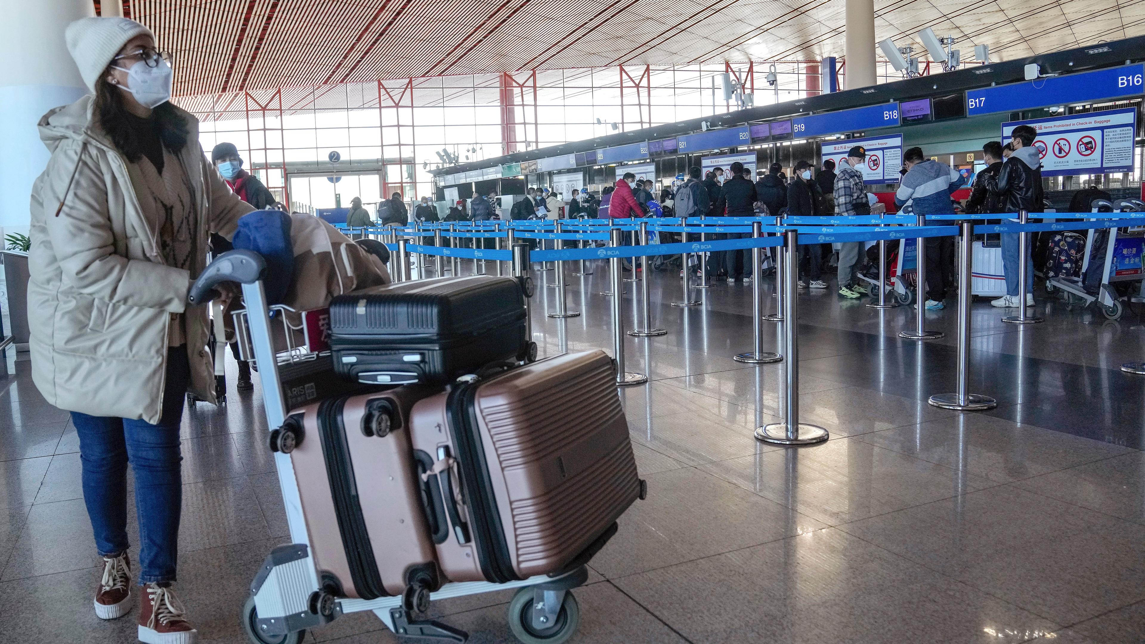 Eine Reisende kommt am Check-in-Schalter für internationale Flüge auf dem Beijing Capital International Airport in Peking an, aufgenommen am 29.12.2022