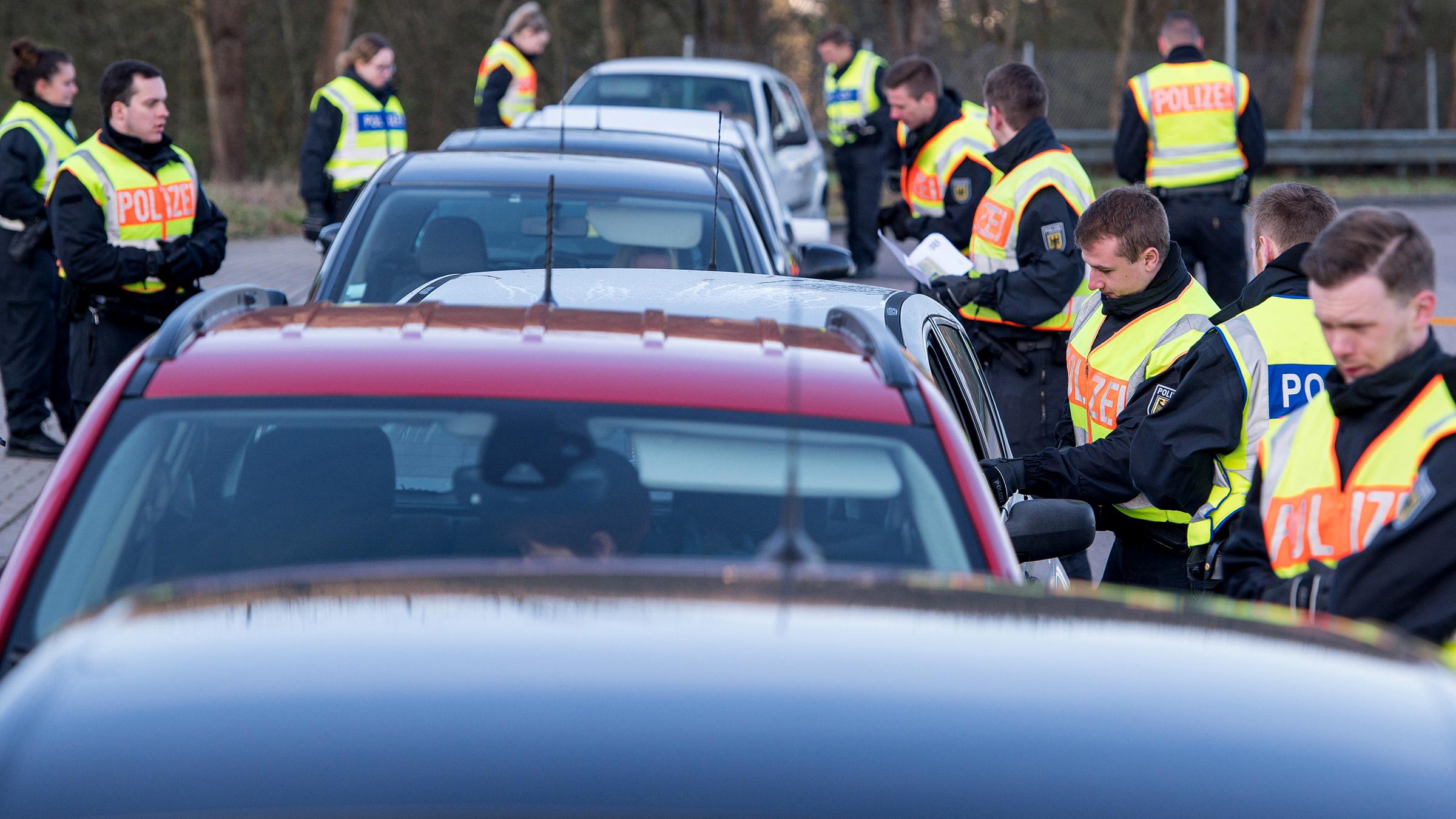 Beamte der Bundespolizei kontrollieren Autofahrer, die aus Frankreich nach Deutschland einreisen