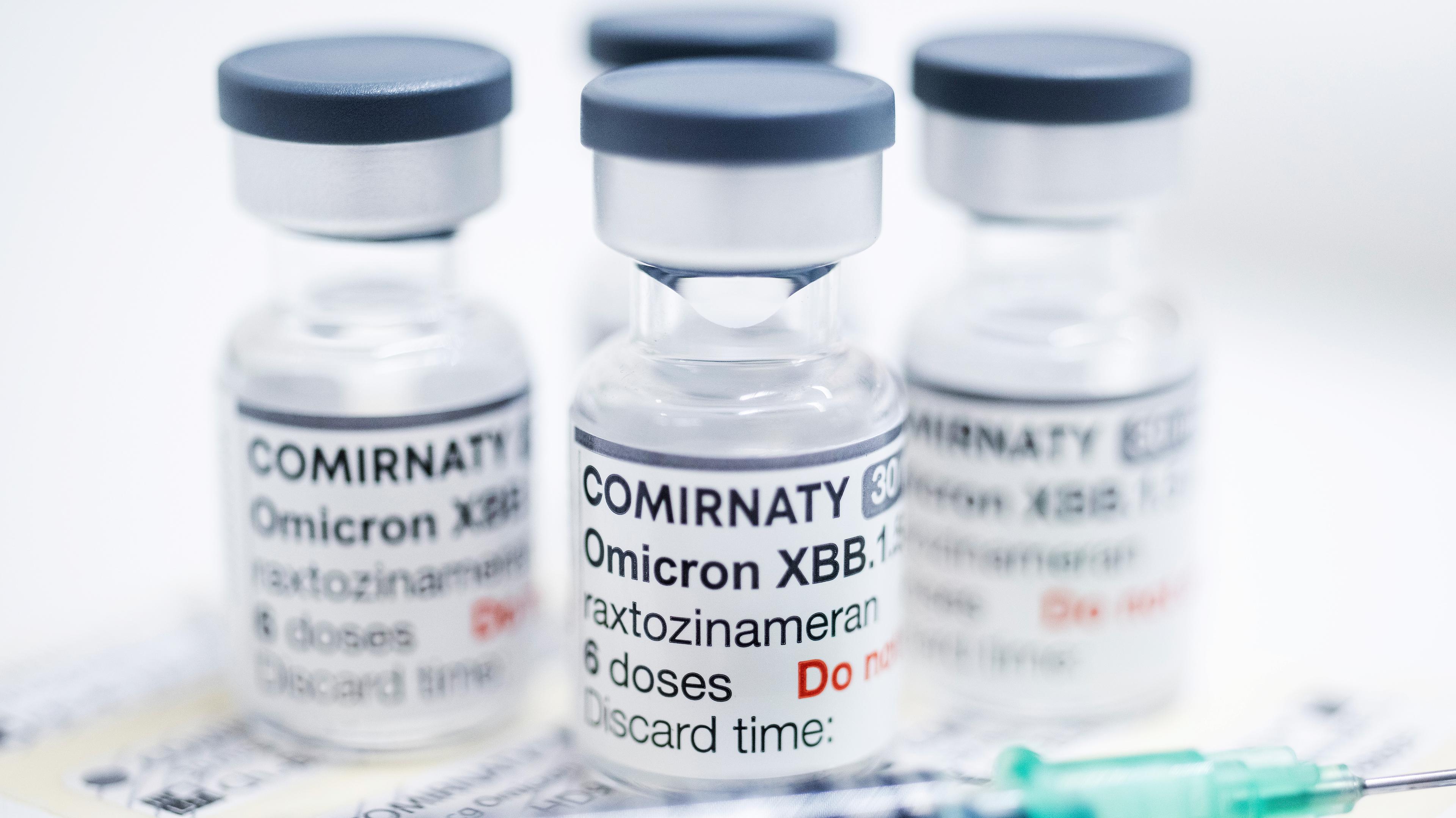 Ampullen mit jeweils 6 Dosen des neuen an die Omikron-Sublinie XBB.1.5 angepassten Corona Impfstoffs stehen auf einem Tisch in einer Apotheke, aufgenommen am 18.09.2023