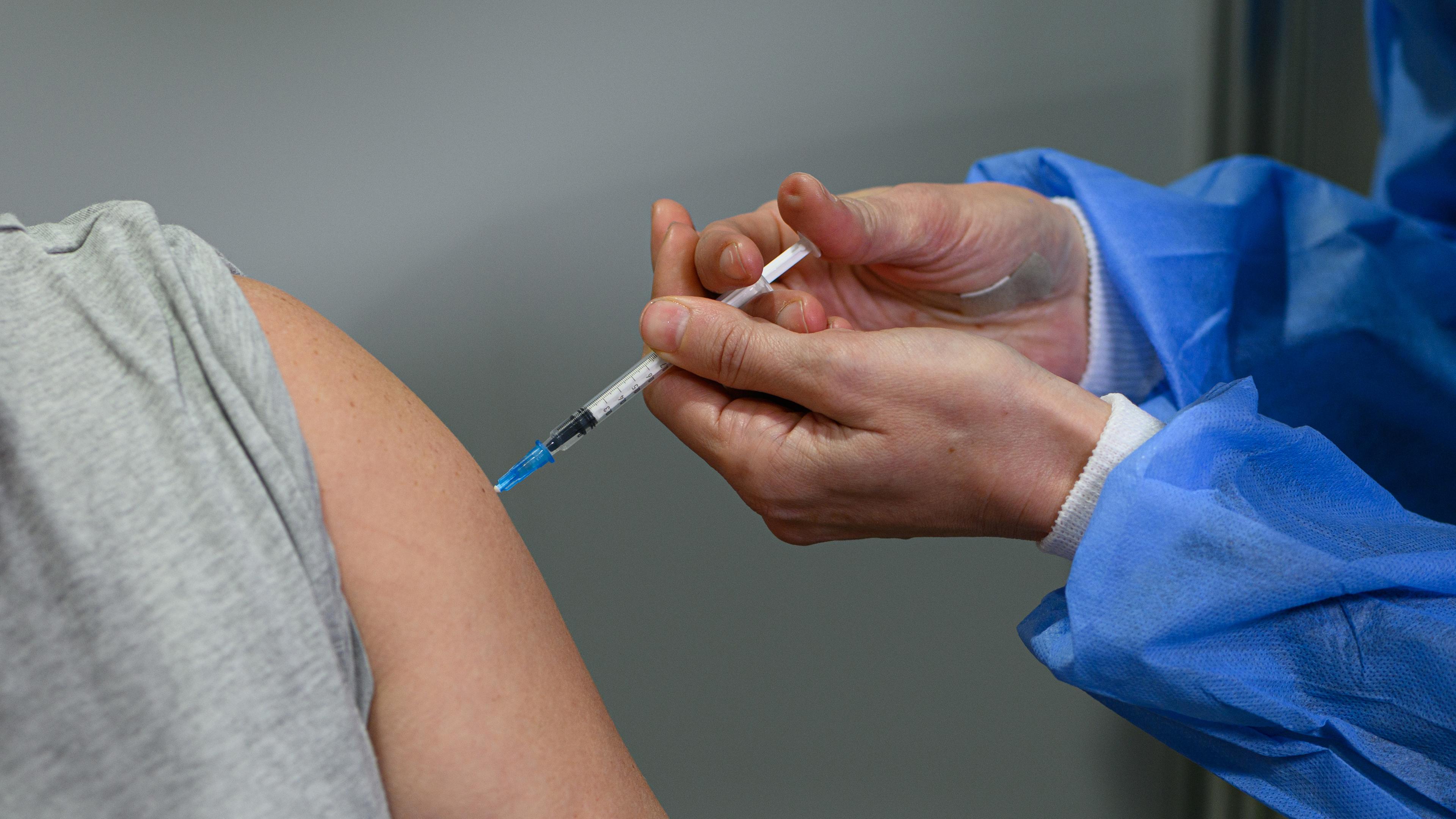 28.02.2022, Sachsen, Dresden: Eine Person wird mit einem Corona-Impfstoff geimpft. Archivbild