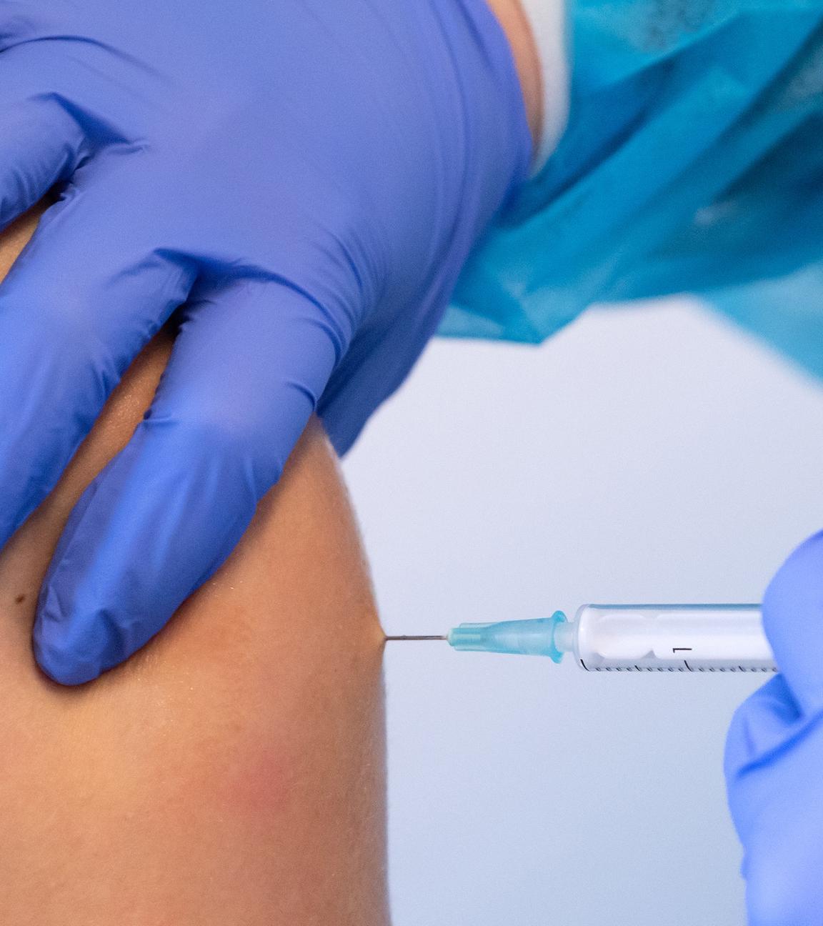 Eine Frau wird mit einem Corona-Impfstoff geimpft, aufgenommen am 02.03.2021 in München