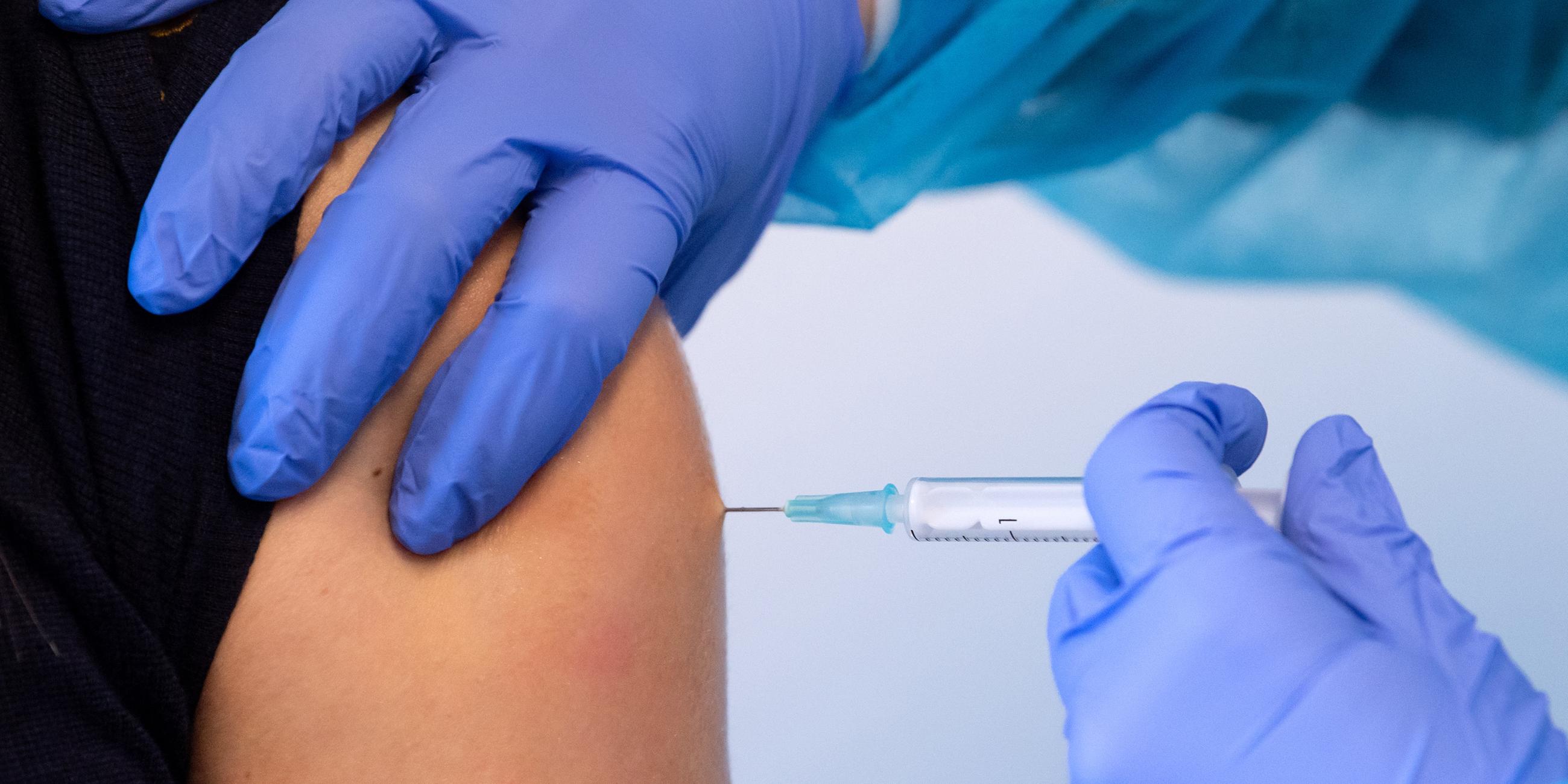 Eine Frau wird mit einem Corona-Impfstoff geimpft, aufgenommen am 02.03.2021 in München