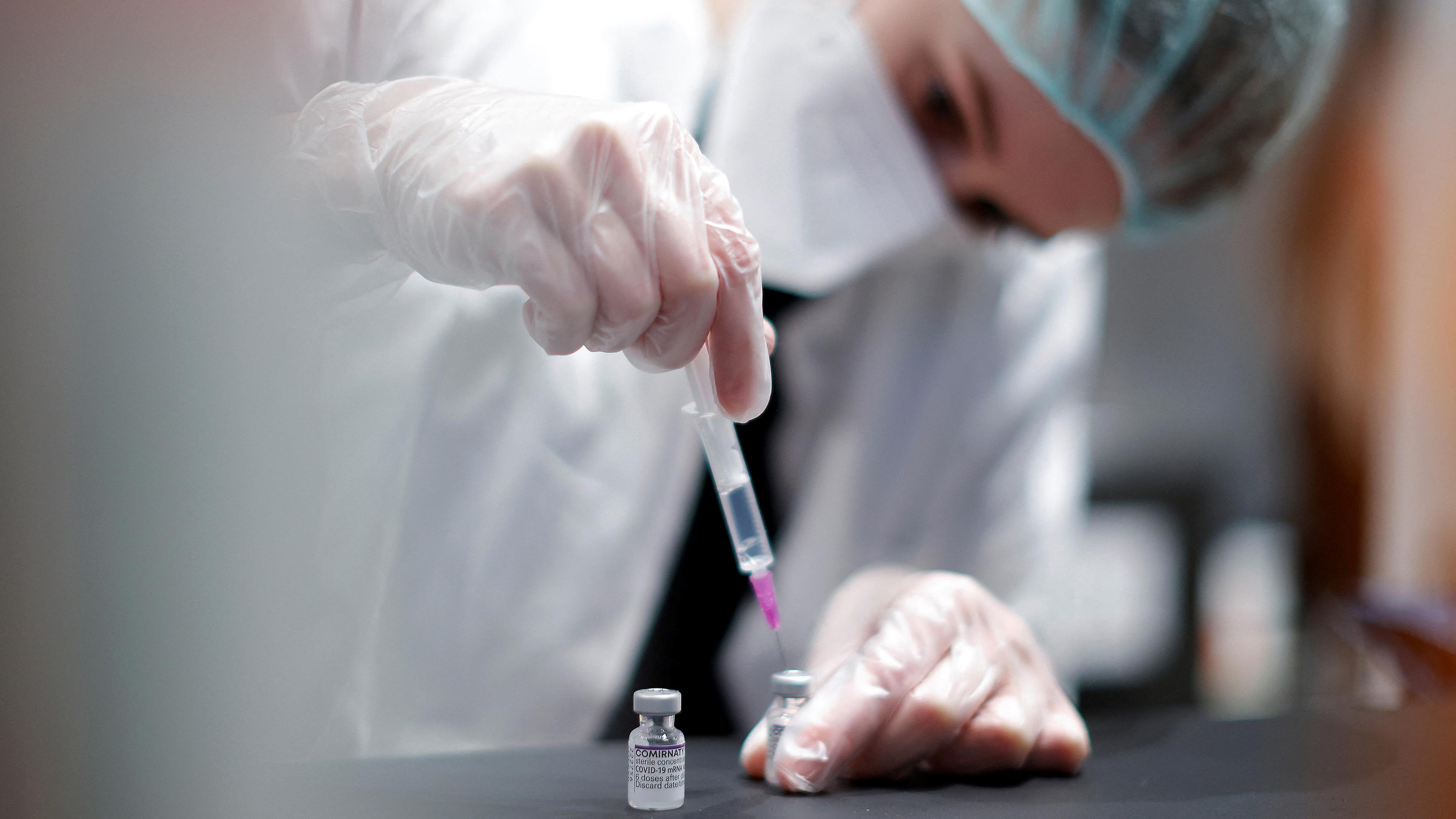 Eine Krankenschwester bereitet eine Spritze mit dem Impfstoff "Comirnaty" von Pfizer-BioNTech vor, aufgenommen am 19.01.2022