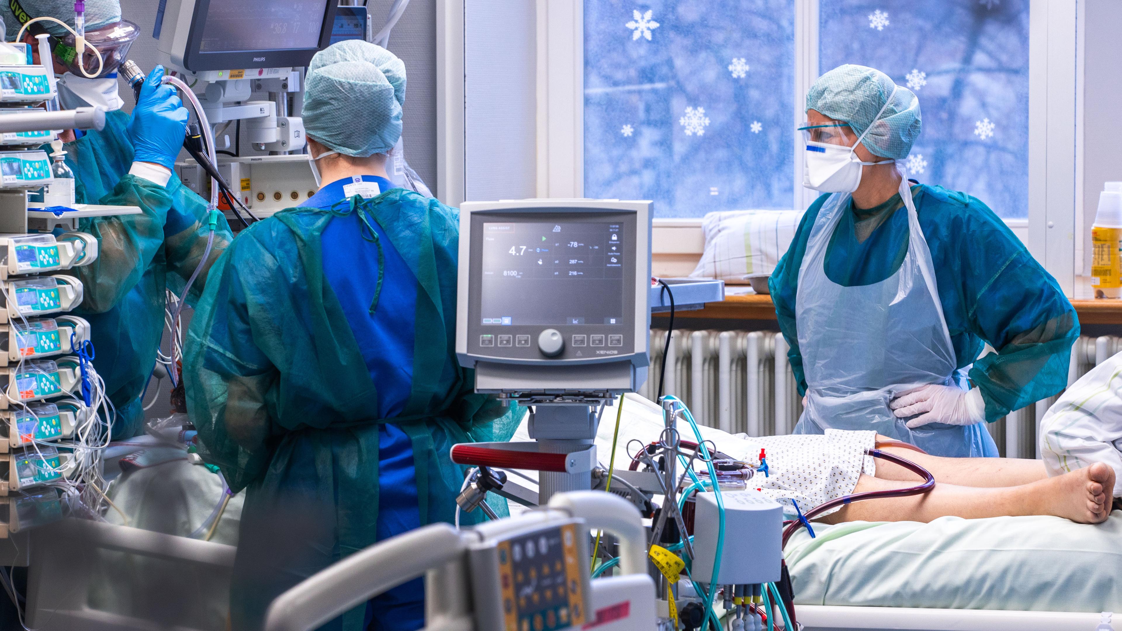 Ärzte und Pflegekräfte betreuen einen Patienten auf der Intensivstation in der Universitätsmedizin Rostock , aufgenommen am 30.11.2021
