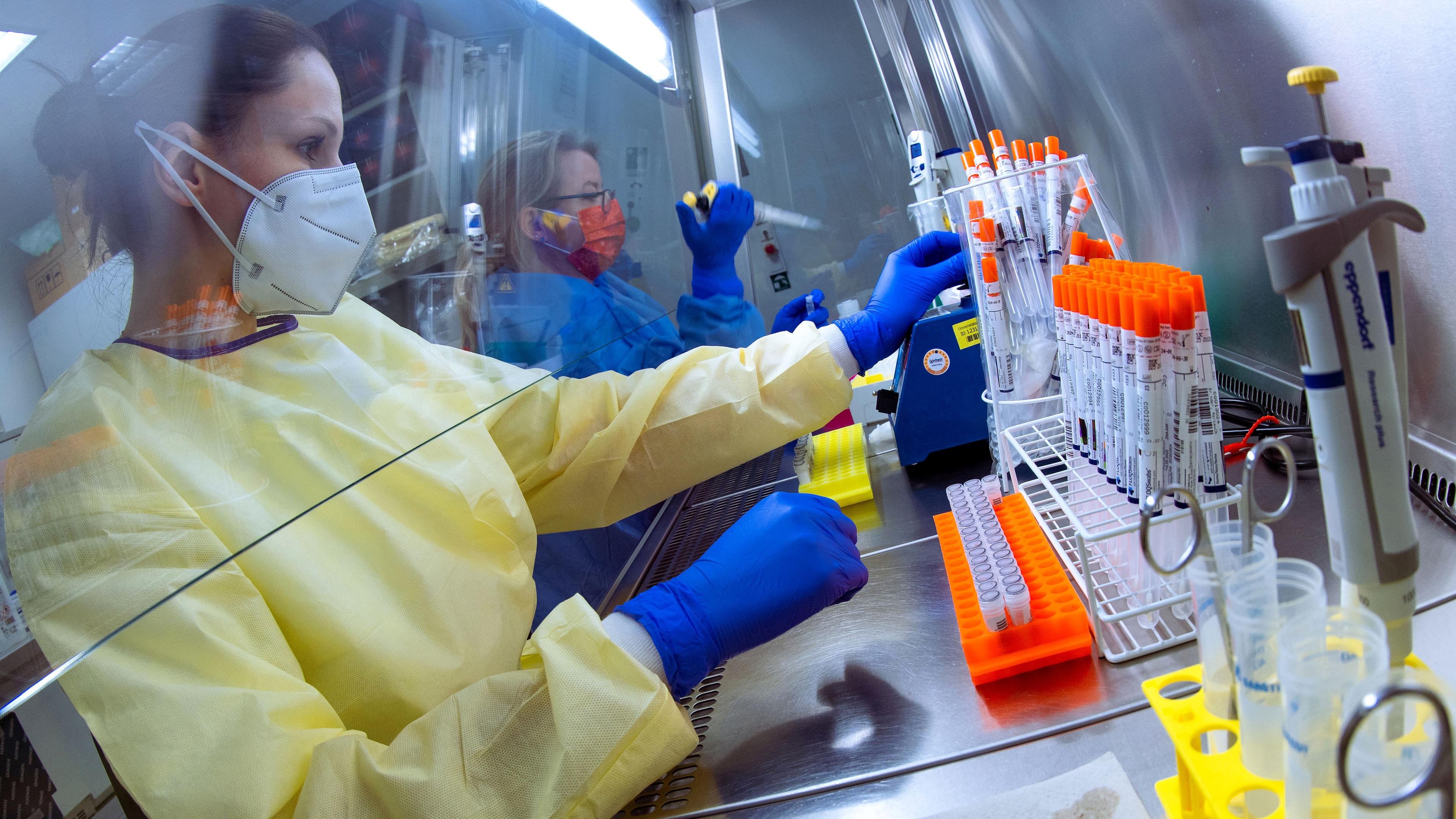 Die Medizintechnische Assistentin Denise Dittmar bereitet Abstrichproben aus Corona-Testzentren für die Untersuchung in den Automat im PCR-Labor in der Universitätsmedizin vor, aufgenommen am 01.02.2022