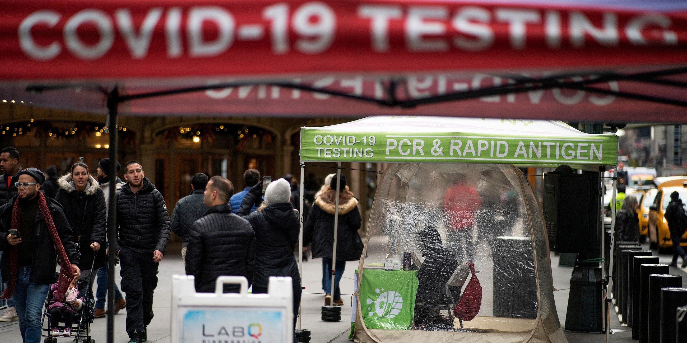 Menschen gehen neben einem Teststelle für die Coronavirus-Krankheit (COVID-19) in New York City