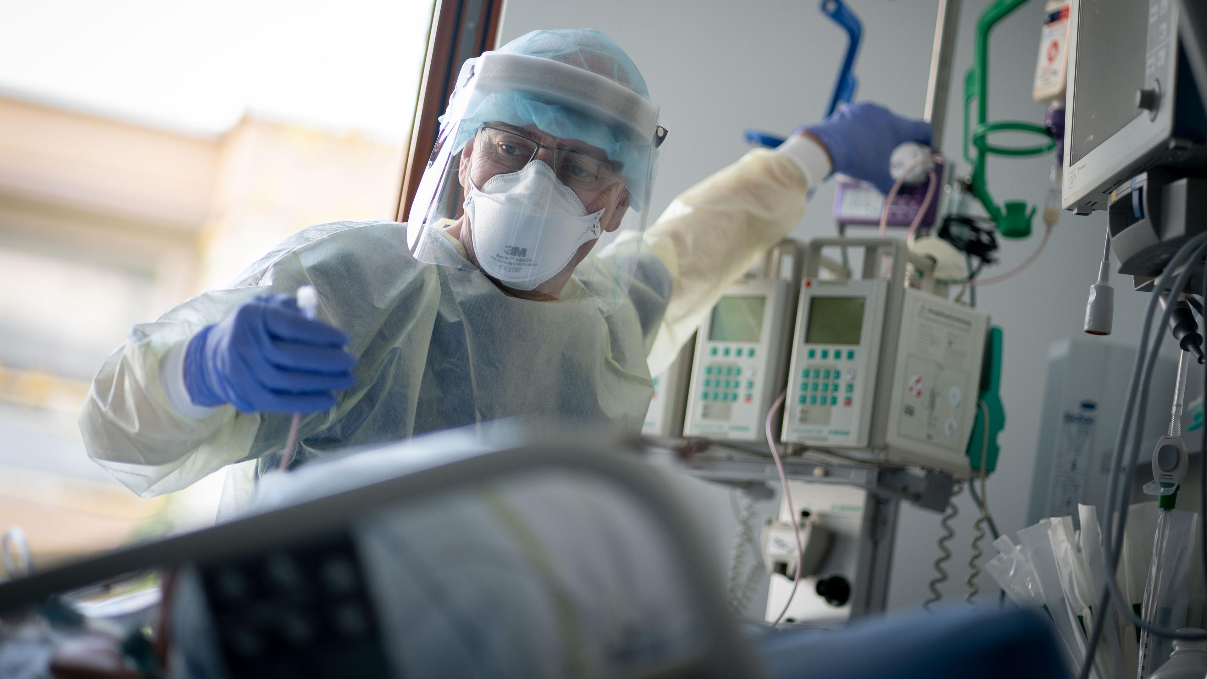Berlin: Intensivpfleger arbeitet auf der Intensivstation des Krankenhauses Bethel Berlin an einer an Covid-19 erkrankten Patientin.