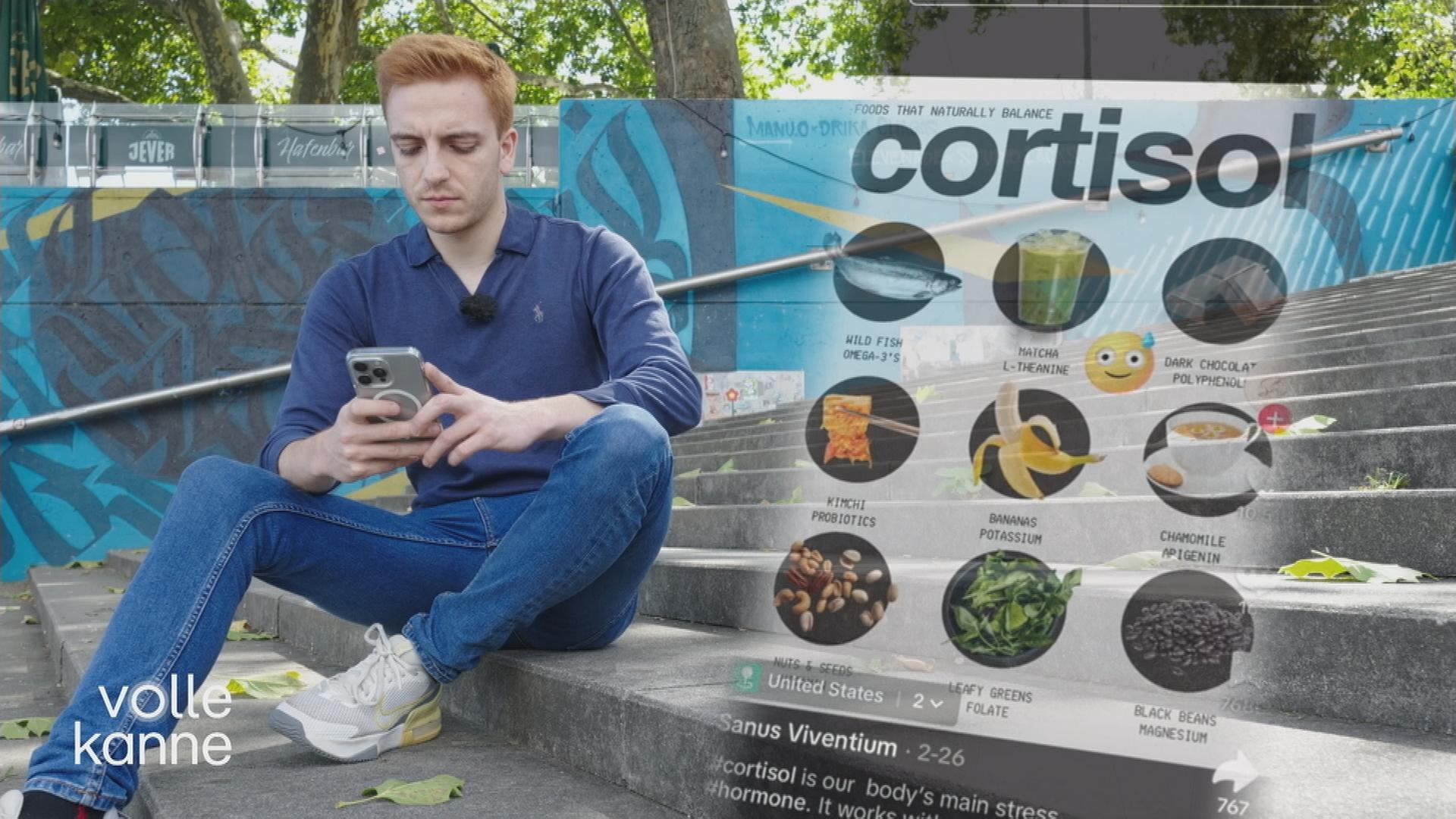 Reporter sitzt auf einer Treppe, neben ihm ist eine Grafik zu Cortisol eingeblendet