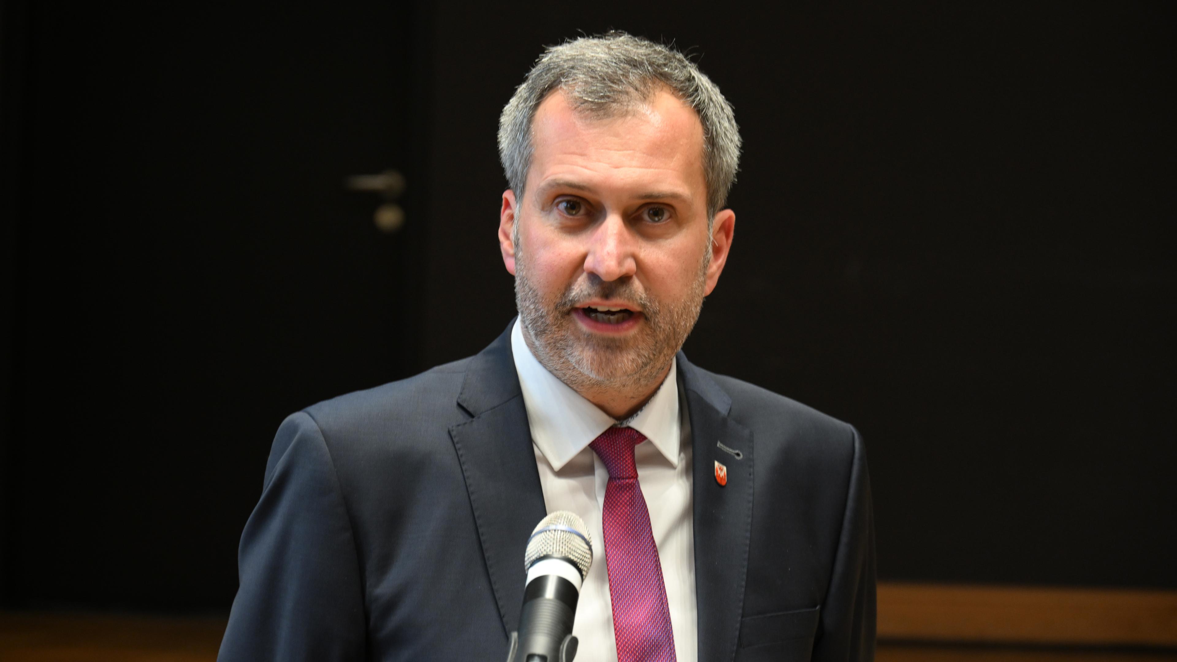 Der Cottbuser Oberbürgermeister Tobias Schick (SPD) spricht bei seiner Amtseinführung im Stadthaus.