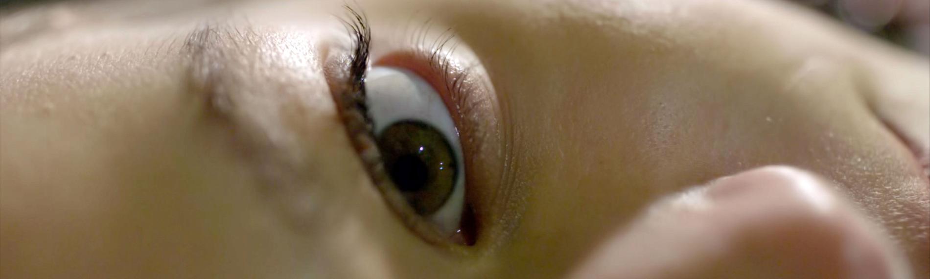 "Countdown to Murder - Der Fall Michelle Stewart": Nachgestellte Szene: Zur Seite gedrehter Kopf einer Frau. Erkennbar sind die Nase und das geöffnete linke Auge.