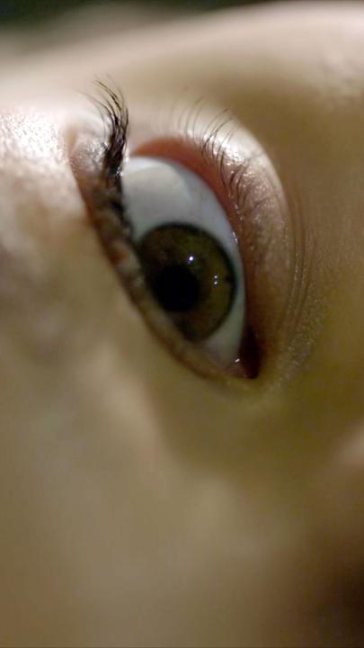 "Countdown to Murder - Der Fall Michelle Stewart": Nachgestellte Szene: Zur Seite gedrehter Kopf einer Frau. Erkennbar sind die Nase und das geöffnete linke Auge.