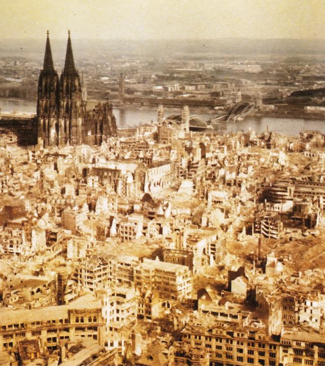 Bild der zertrümmerten Stadt Köln von oben.