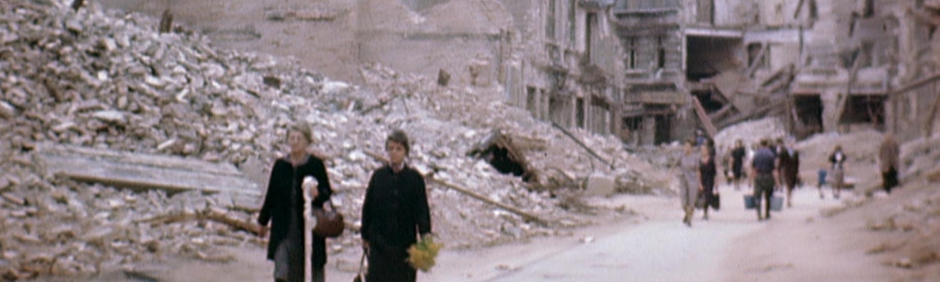 Countdown zum Untergang: Das lange Ende des Zweiten Weltkrieges - September 1944: Menschen laufen durch Trümmer.