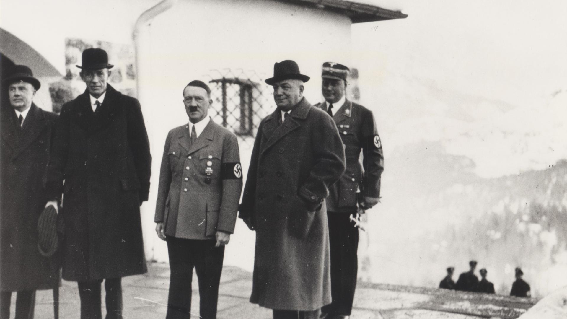 "Countdown zum Zweiten Weltkrieg: Täuschung – September bis Dezember 1937": Schwarz-Weiß-Aufnahme: Hitler mit Lord Halifax auf dem Berghof.